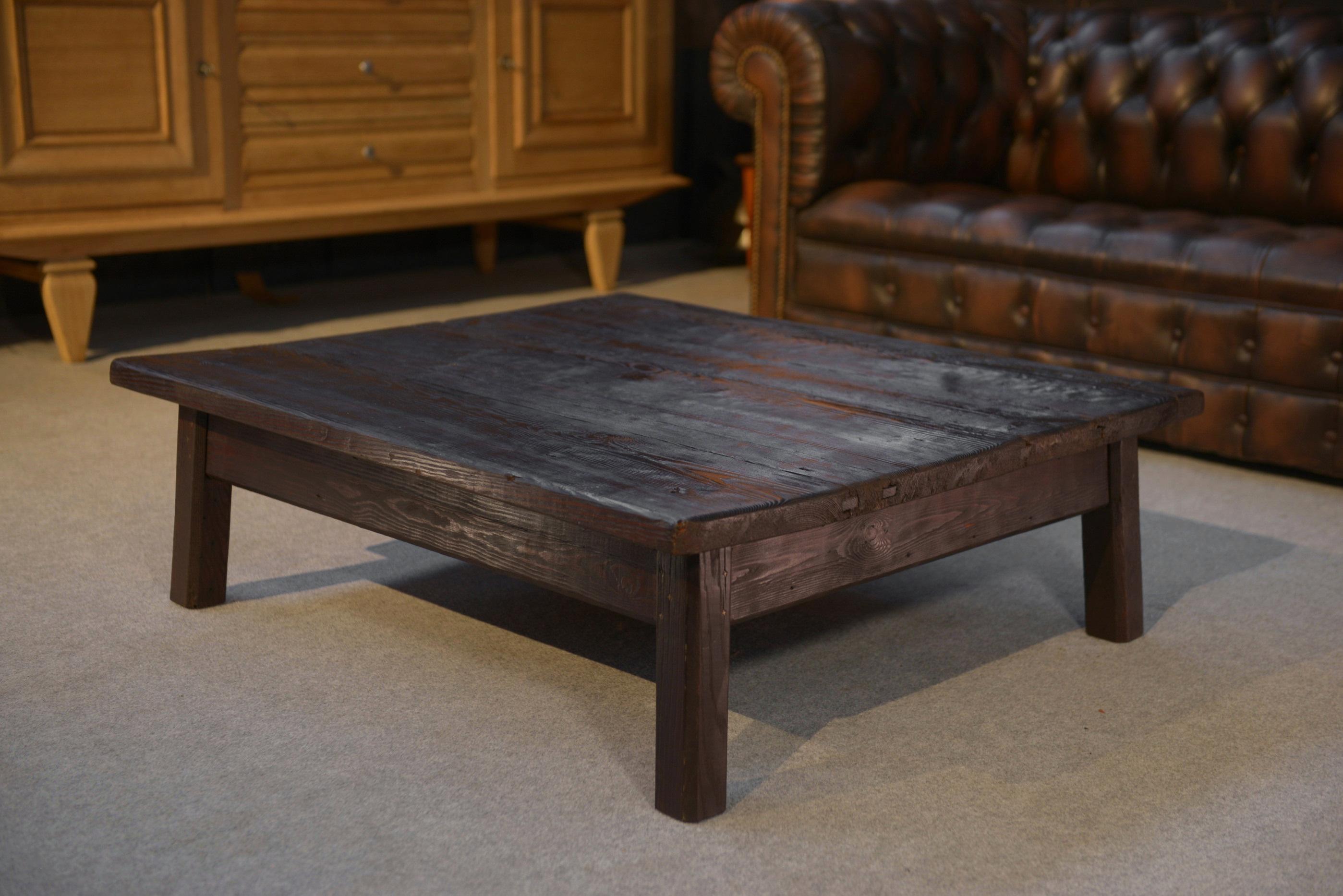 Table basse brutaliste en épicéa foncé piétement chêne For Sale 4