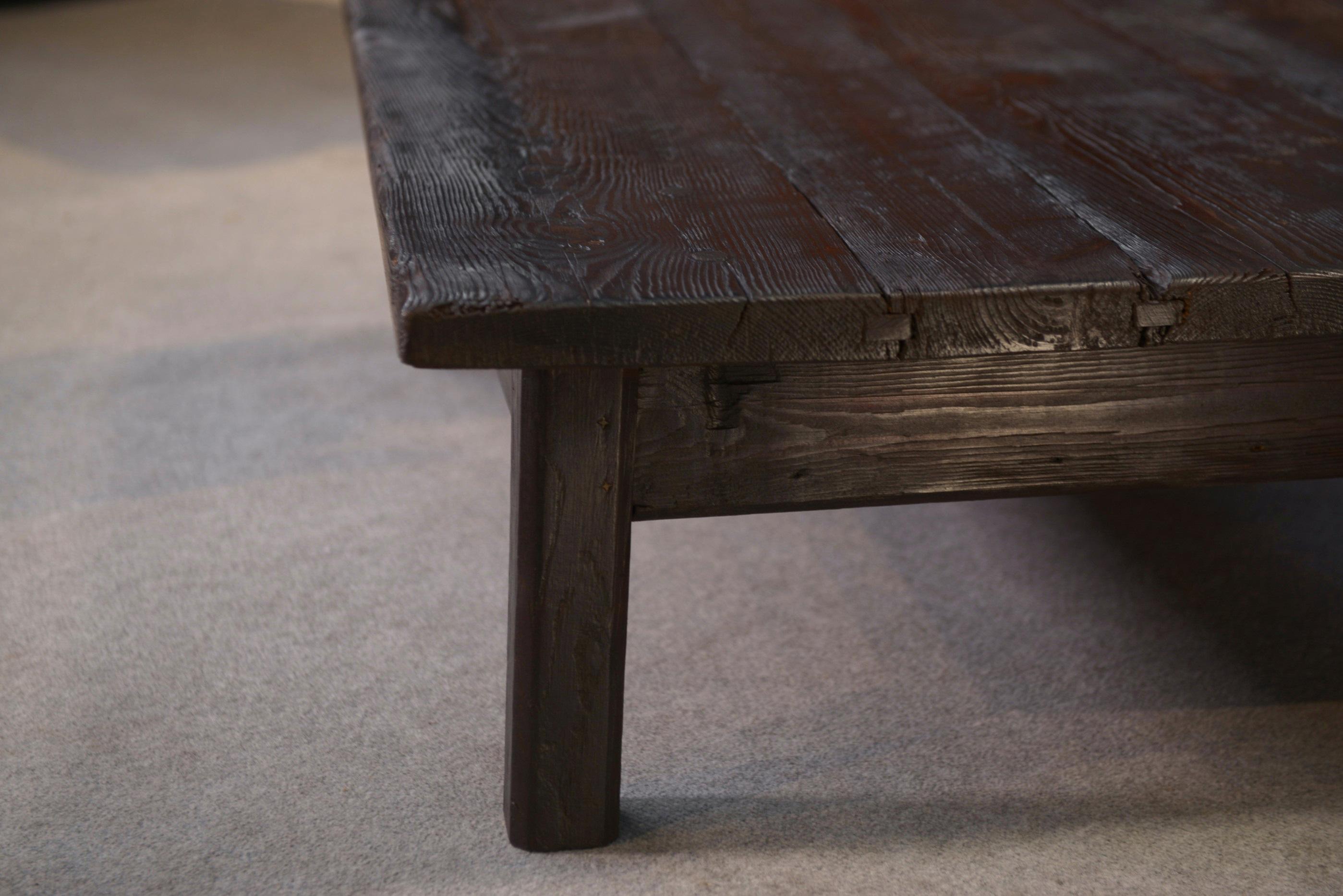 Table basse brutaliste en épicéa foncé piétement chêne For Sale 5