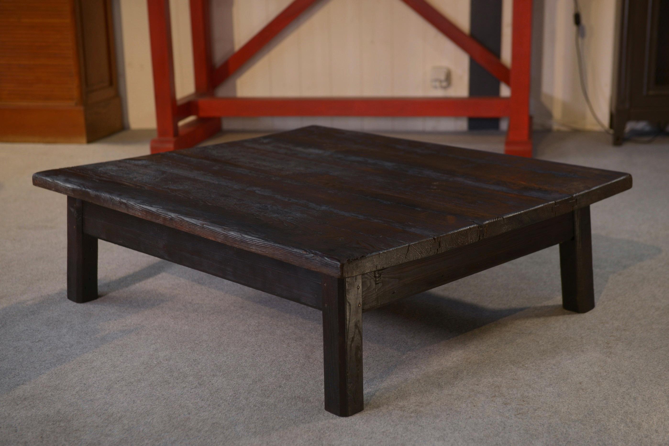 Table basse brutaliste en épicéa foncé piétement chêne For Sale 6