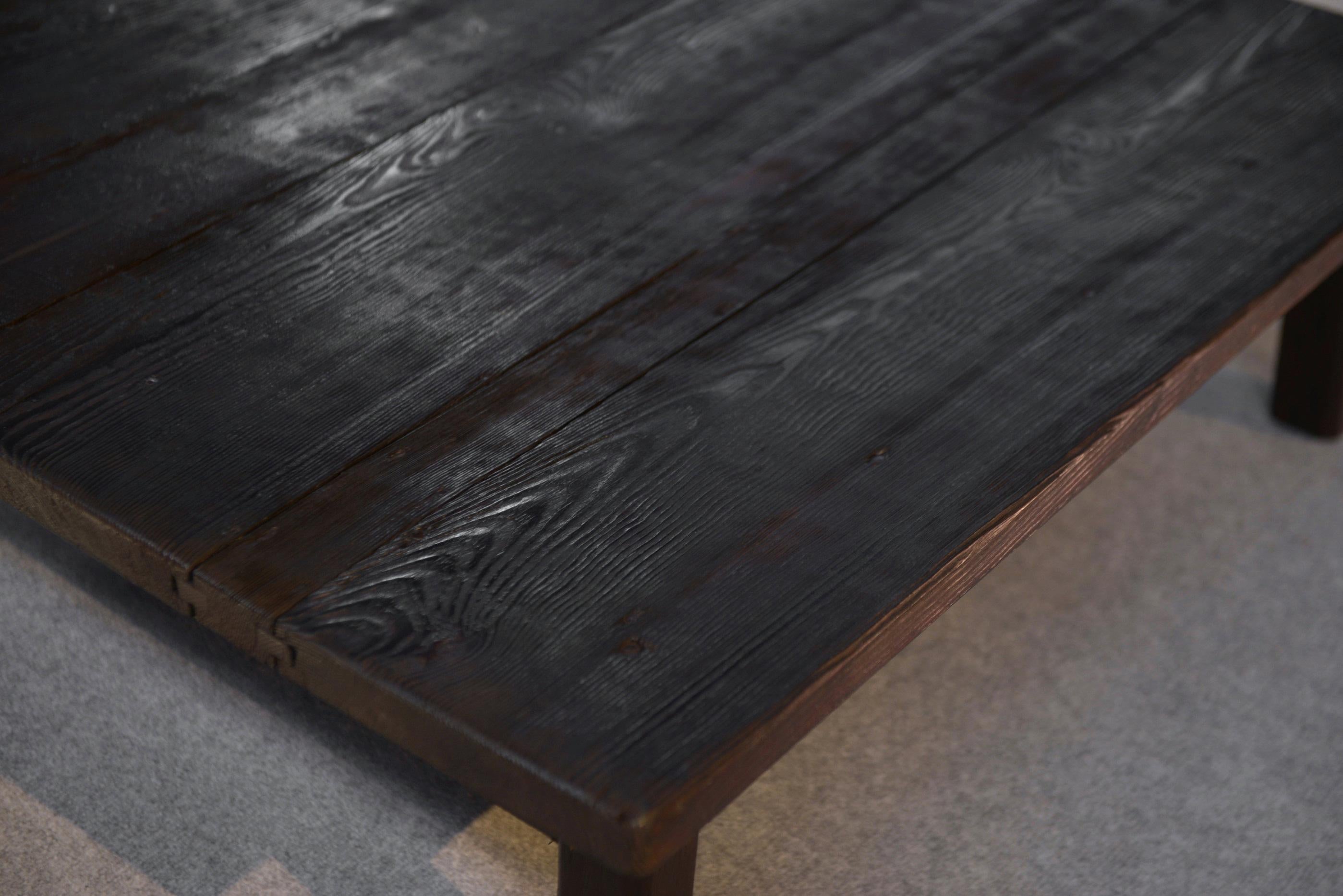 Table basse brutaliste en épicéa foncé piétement chêne For Sale 7