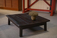 Table basse brutaliste en épicéa foncé piétement chêne