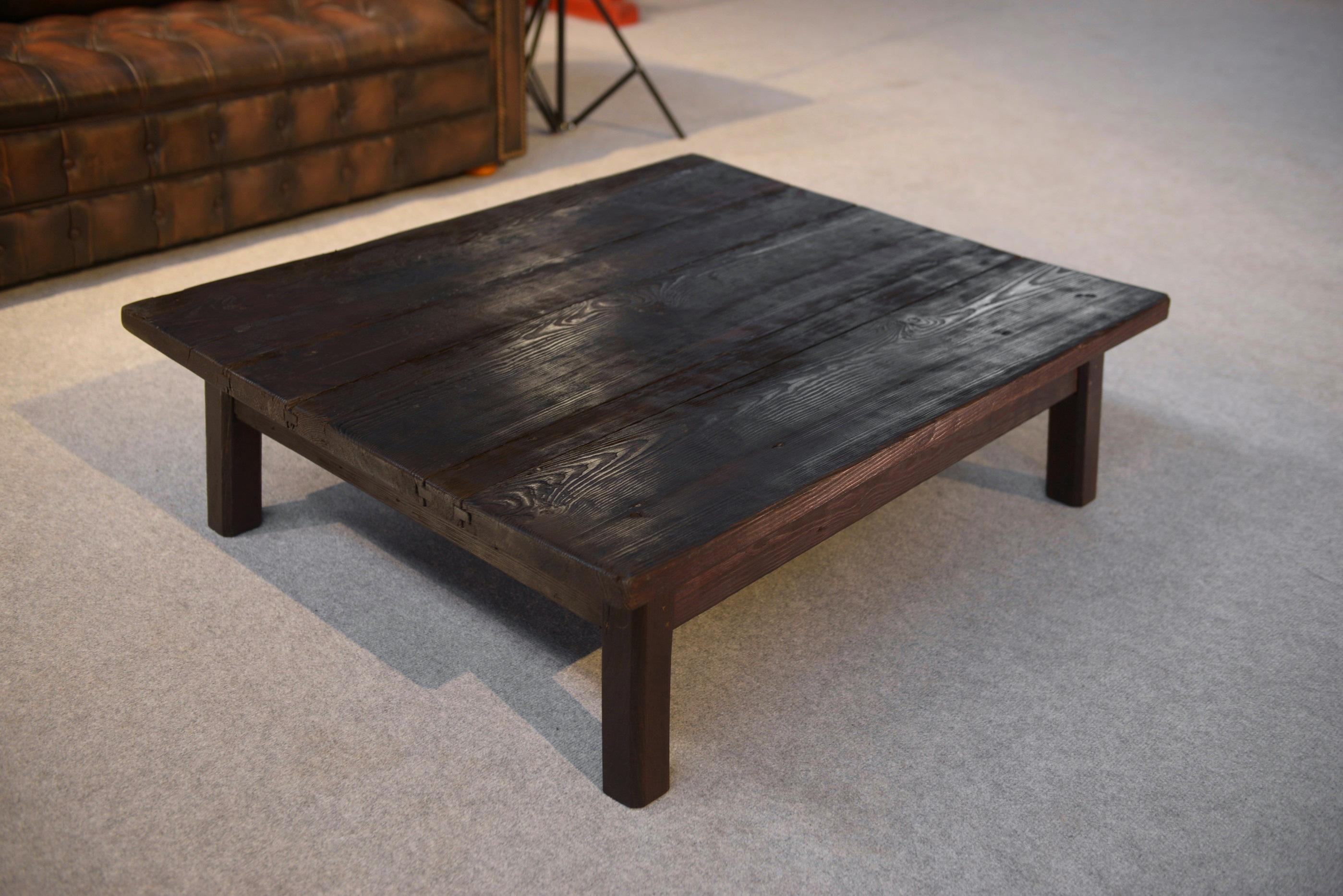 French Table basse brutaliste en épicéa foncé piétement chêne For Sale
