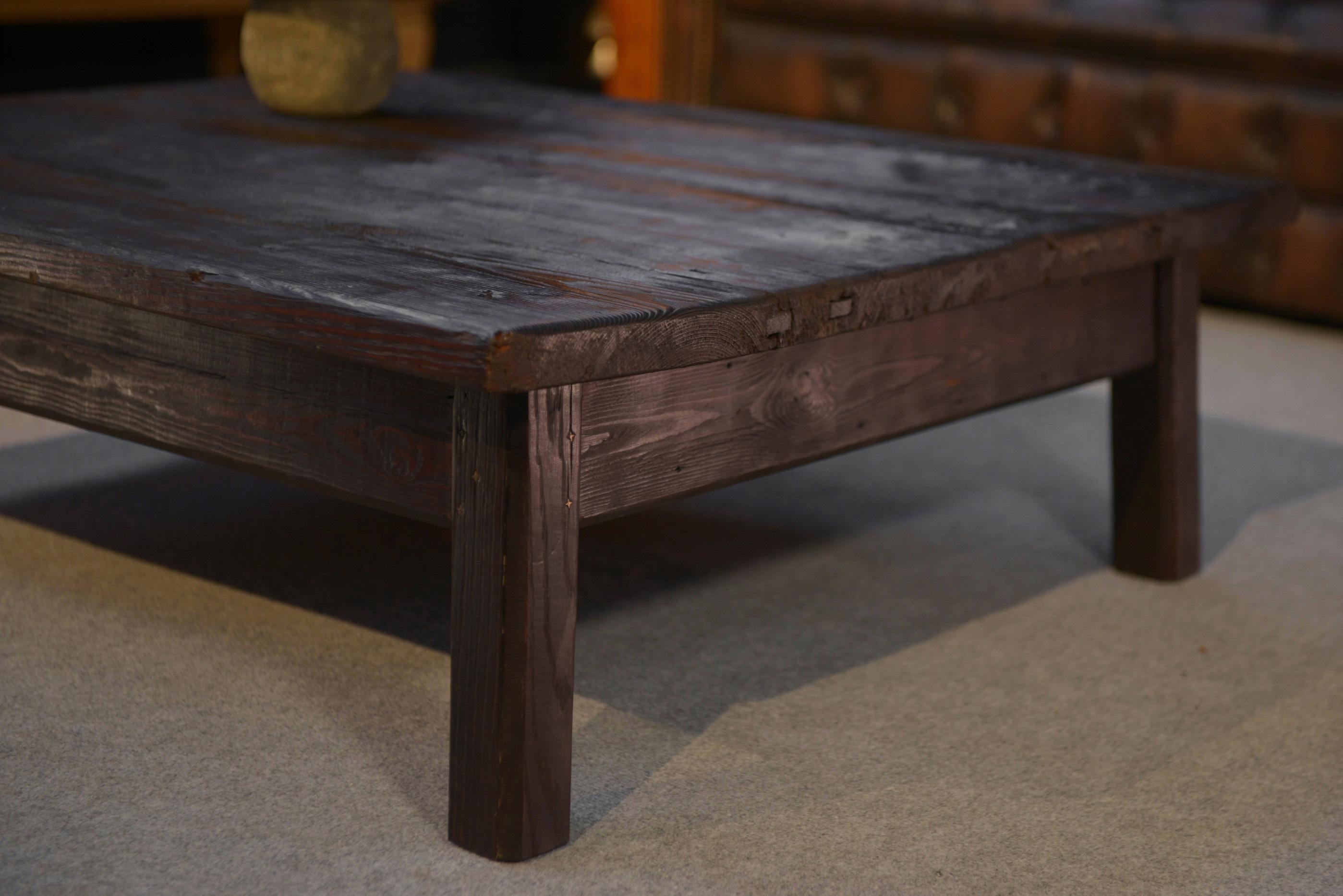 Table basse brutaliste en épicéa foncé piétement chêne In Good Condition For Sale In TOURCOING, FR