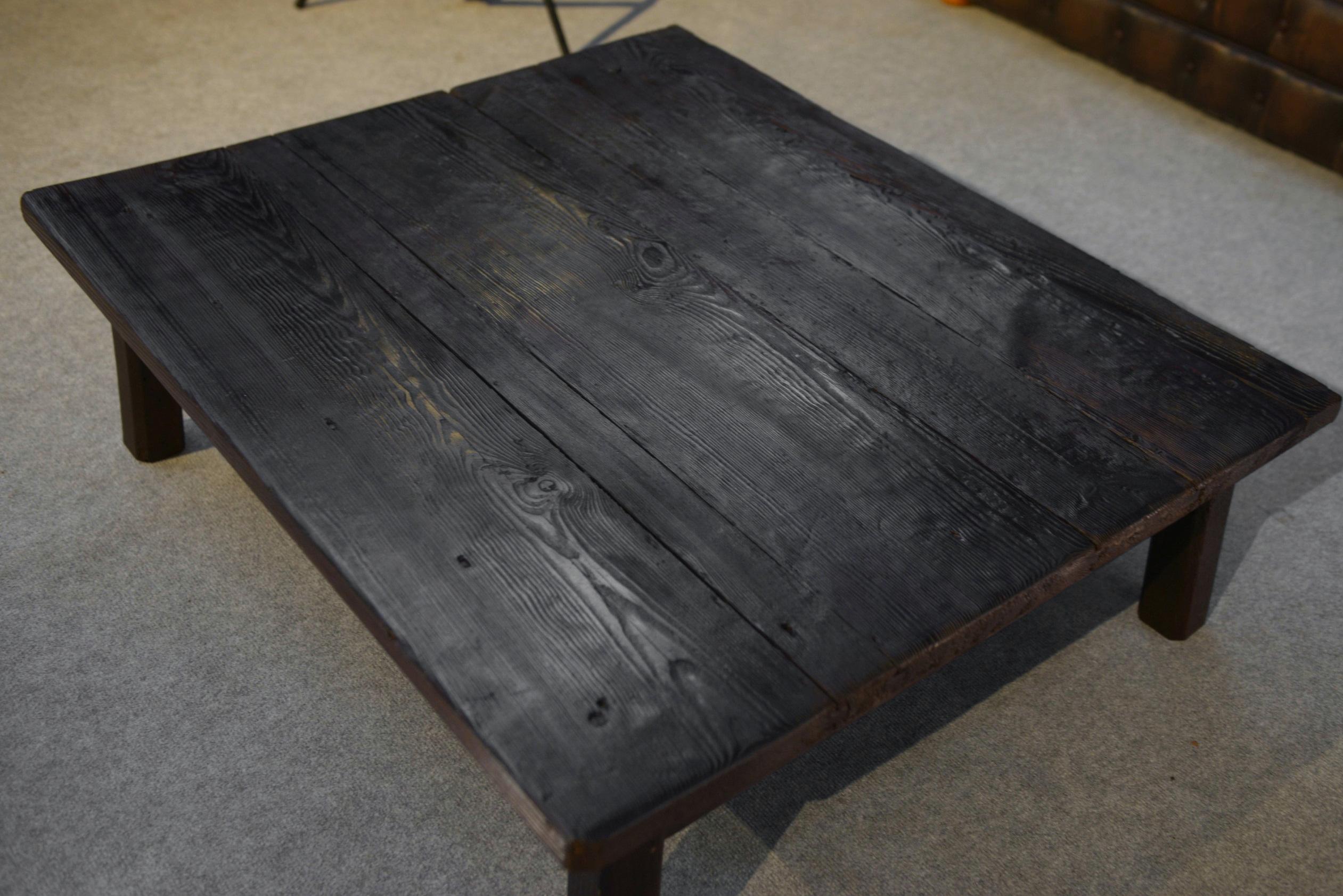 Mid-20th Century Table basse brutaliste en épicéa foncé piétement chêne For Sale