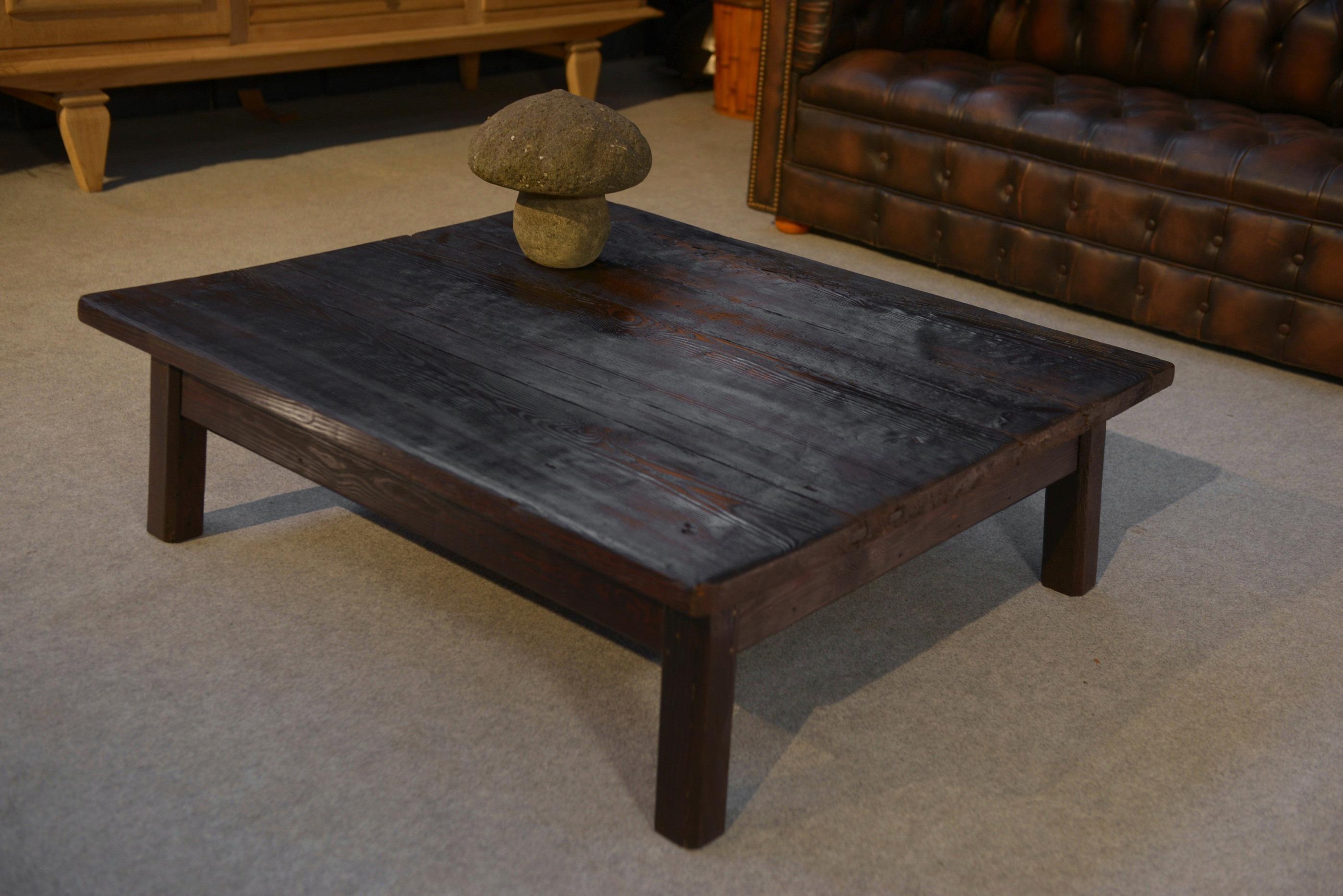 Oak Table basse brutaliste en épicéa foncé piétement chêne For Sale