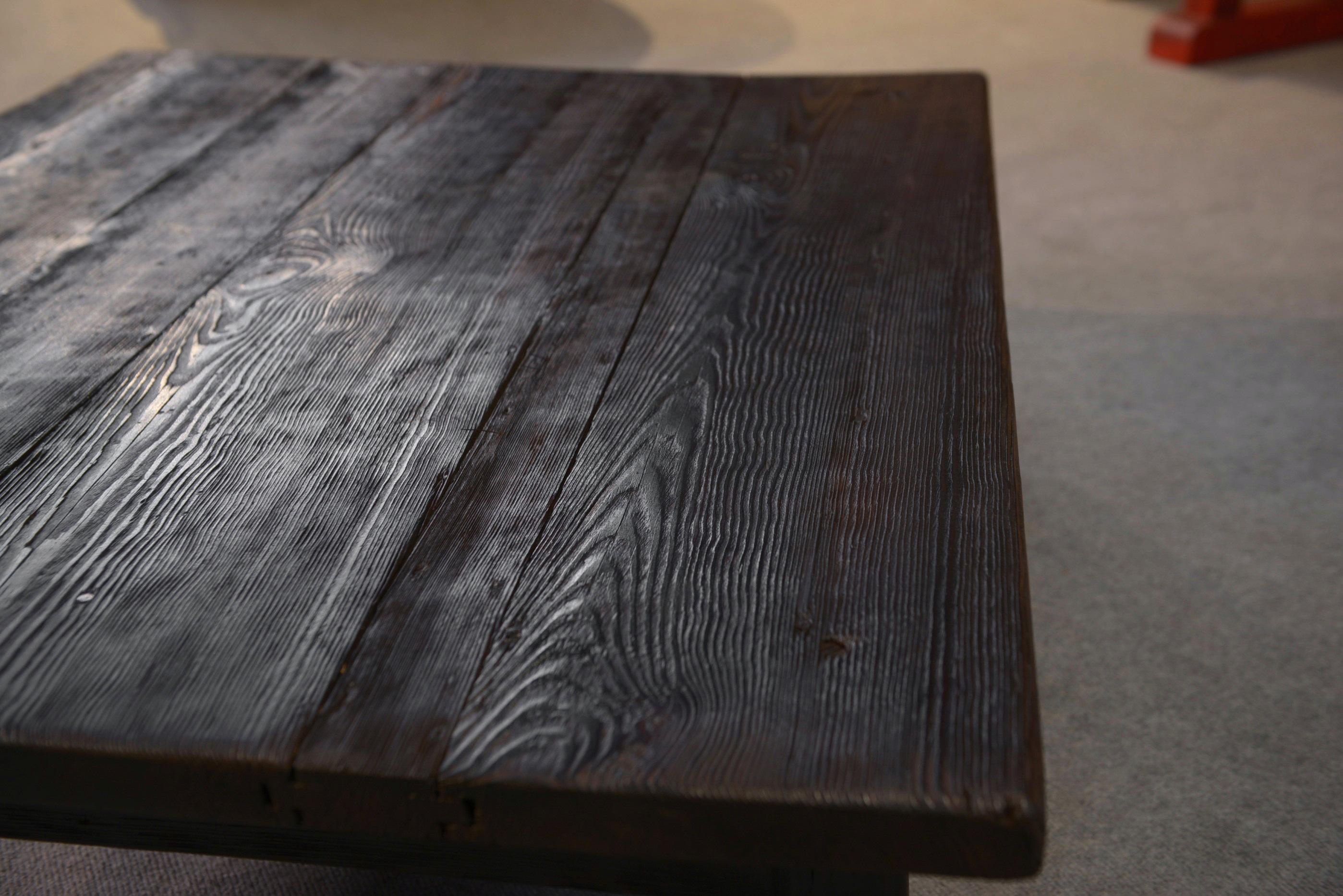 Table basse brutaliste en épicéa foncé piétement chêne For Sale 1