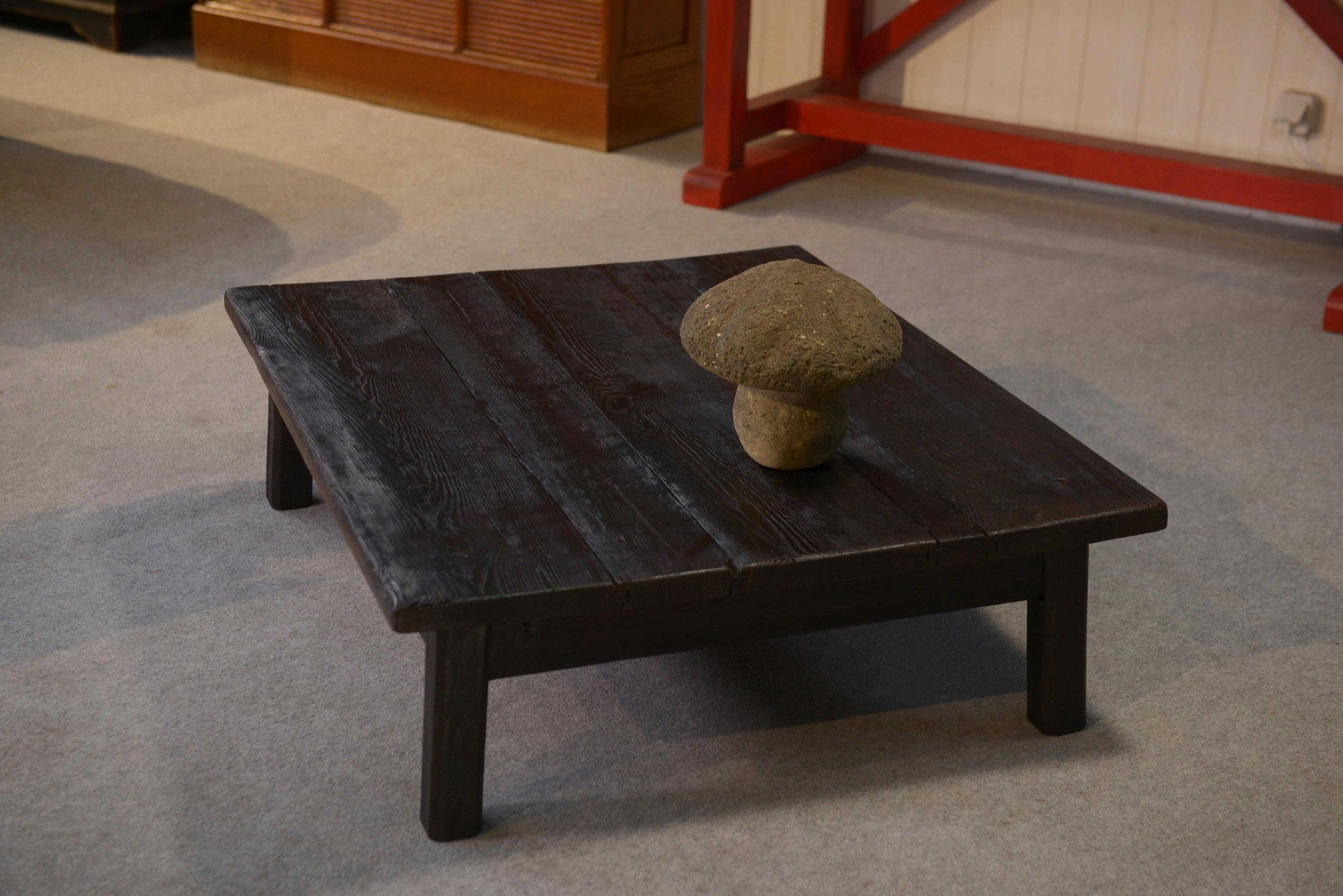 Table basse brutaliste en épicéa foncé piétement chêne For Sale 2