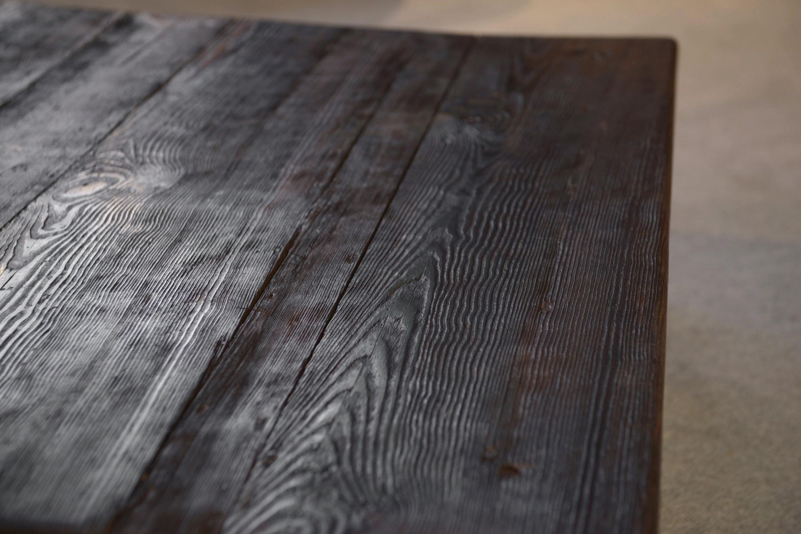 Table basse brutaliste en épicéa foncé piétement chêne For Sale 3
