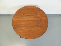 Table basse brutaliste ronde vintage en bois de chêne massif des années 50