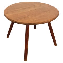 Tavolo basso brutaliste ronde vintage en bois de chêne massif des années 50