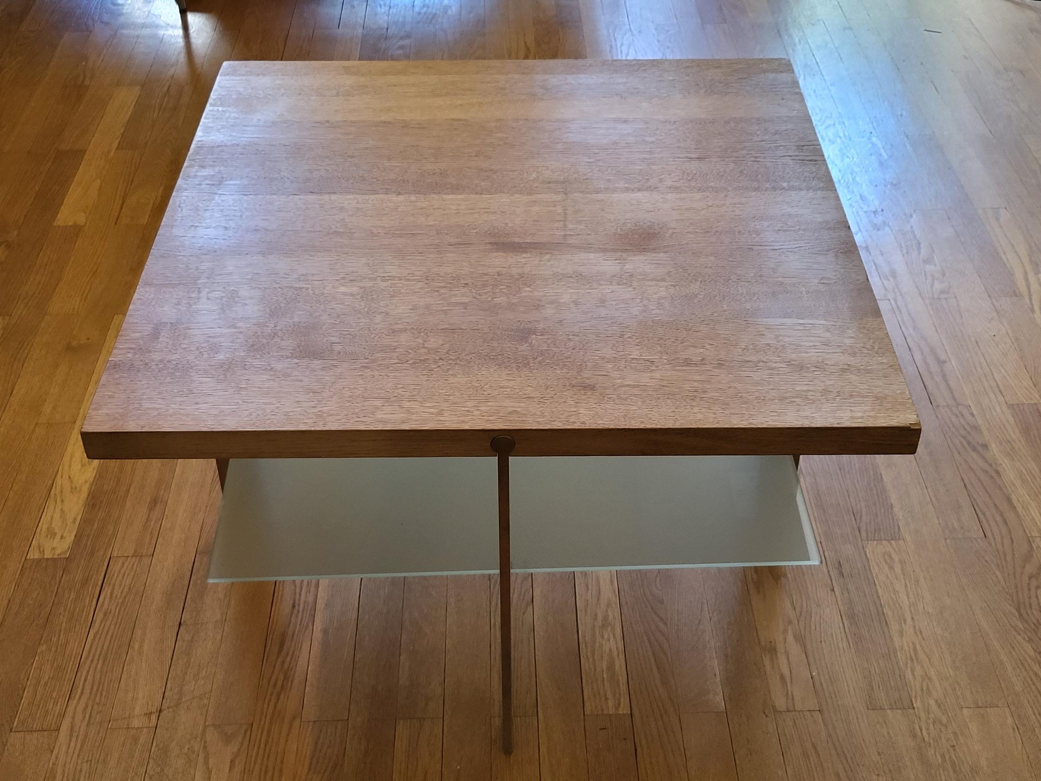 La table basse Aksel Kjersgaard modèle Link incarne l'élégance de la tradition danoise avec son design raffiné. Fabriquée en chêne blanchi massif, elle associe un plateau en verre transparent à des pieds en acier inoxydable, créant ainsi une
