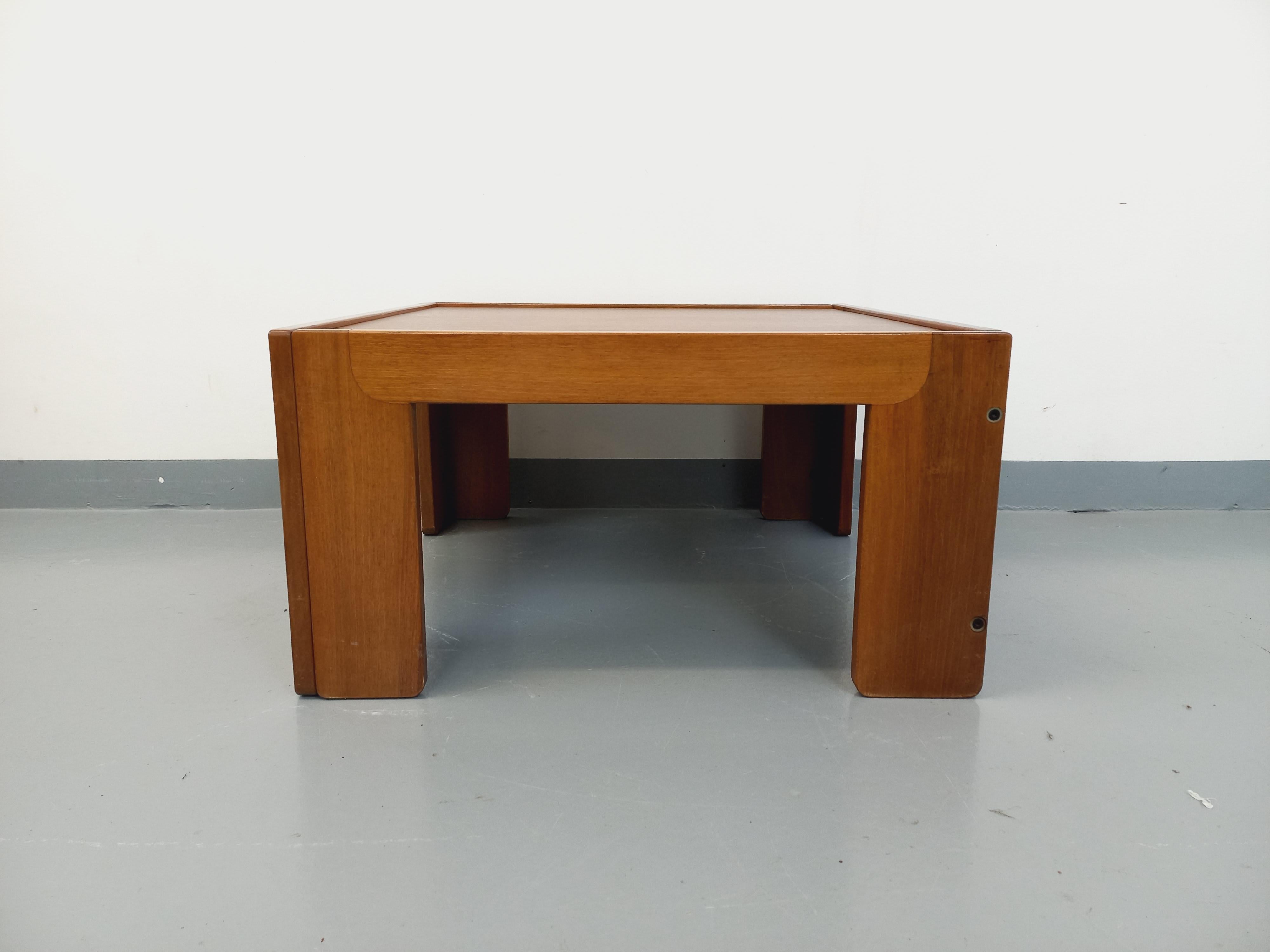 Scandinavian Modern Table basse carrée italienne vintage de Afra et Tobia Scarpa pour Cassina