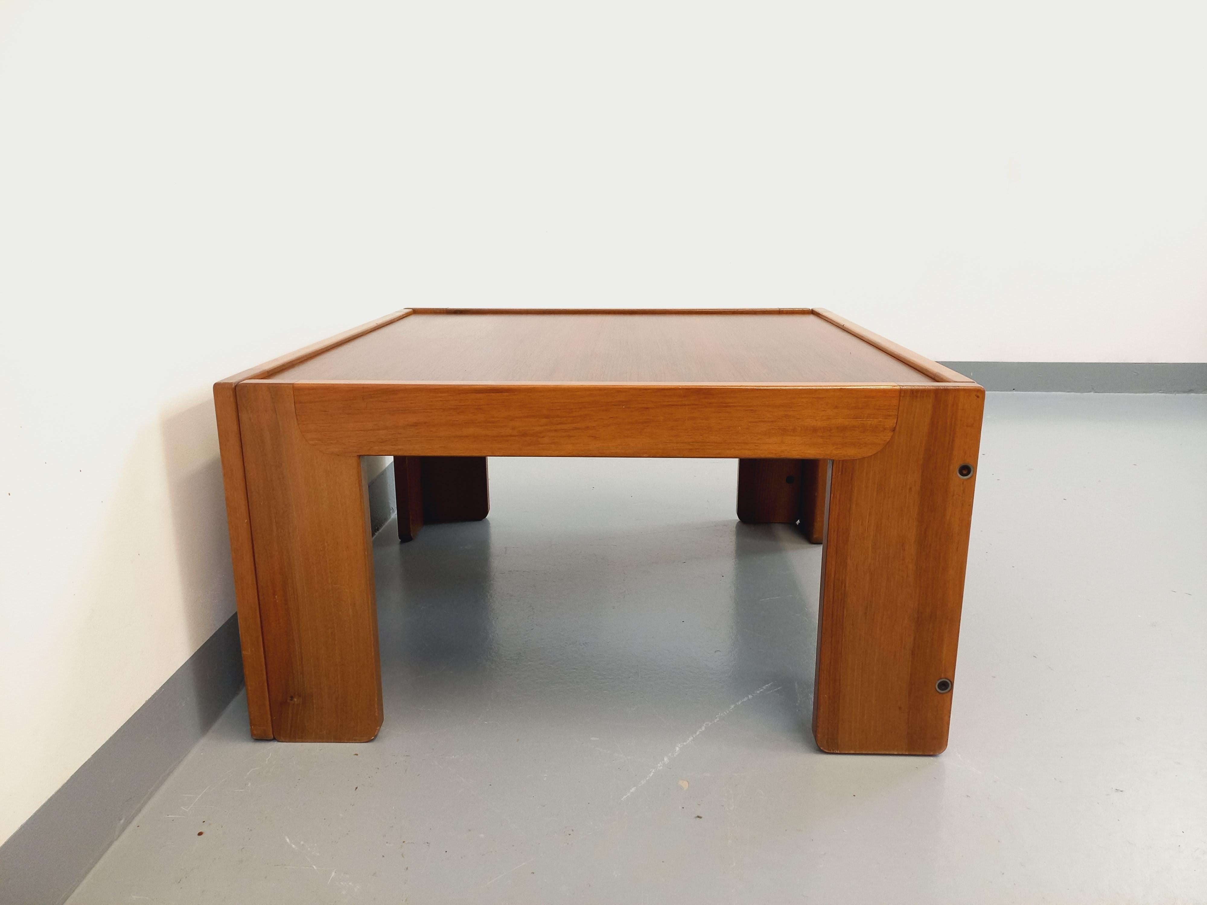 Late 20th Century Table basse carrée italienne vintage de Afra et Tobia Scarpa pour Cassina