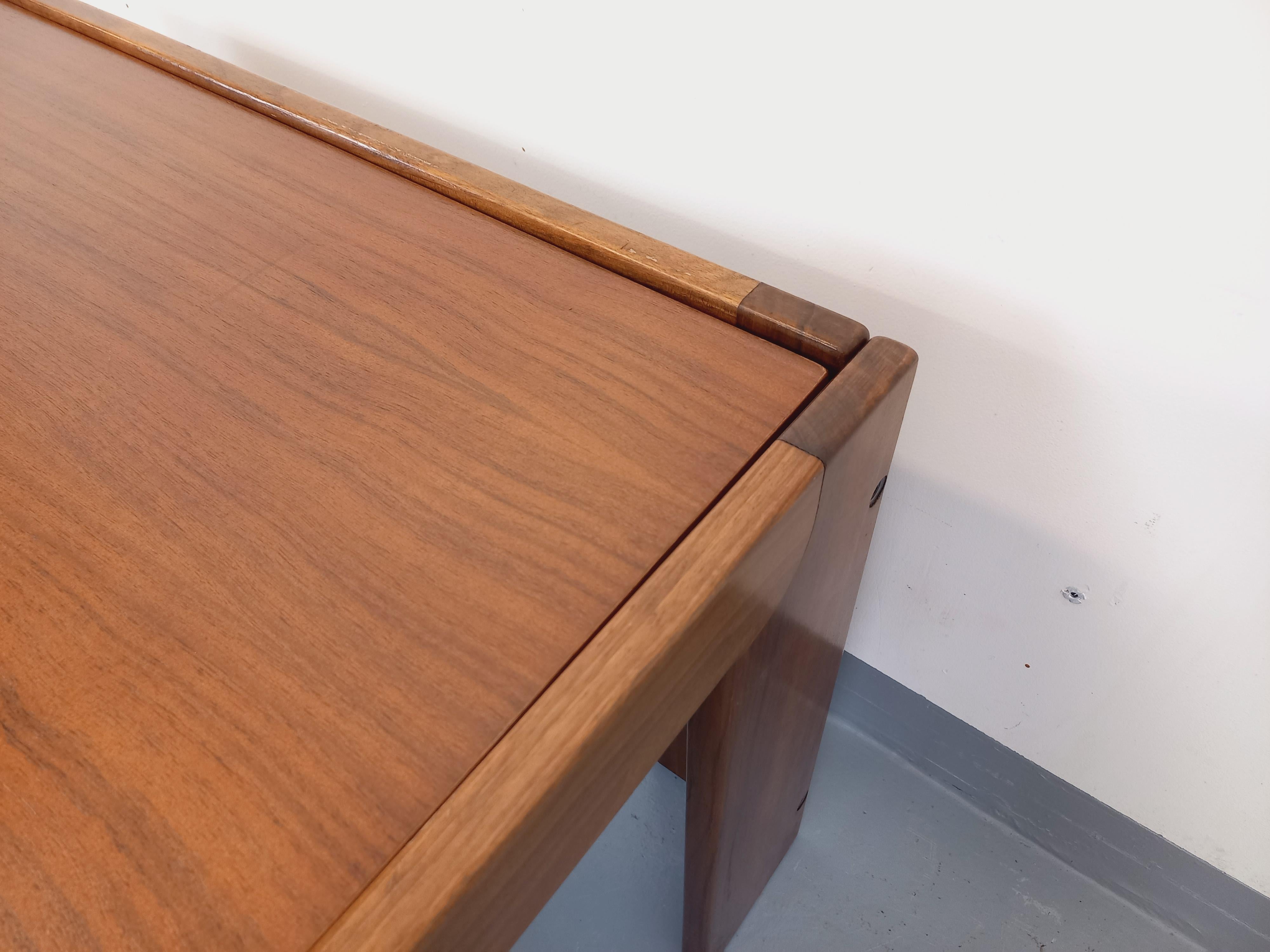 Table basse carrée italienne vintage de Afra et Tobia Scarpa pour Cassina teck en venta 6
