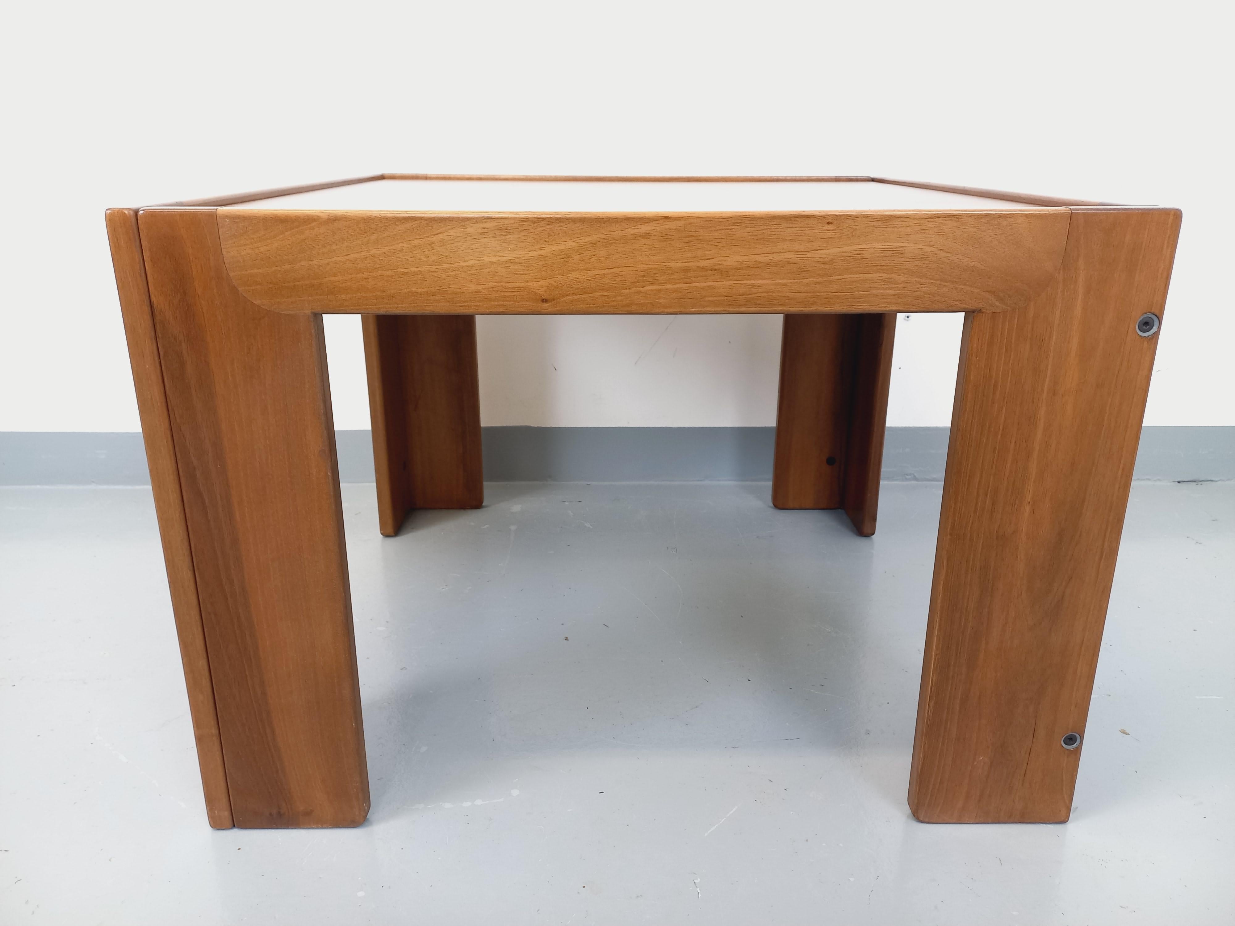 Table basse carrée italienne vintage de Afra et Tobia Scarpa pour Cassina teck en venta 9