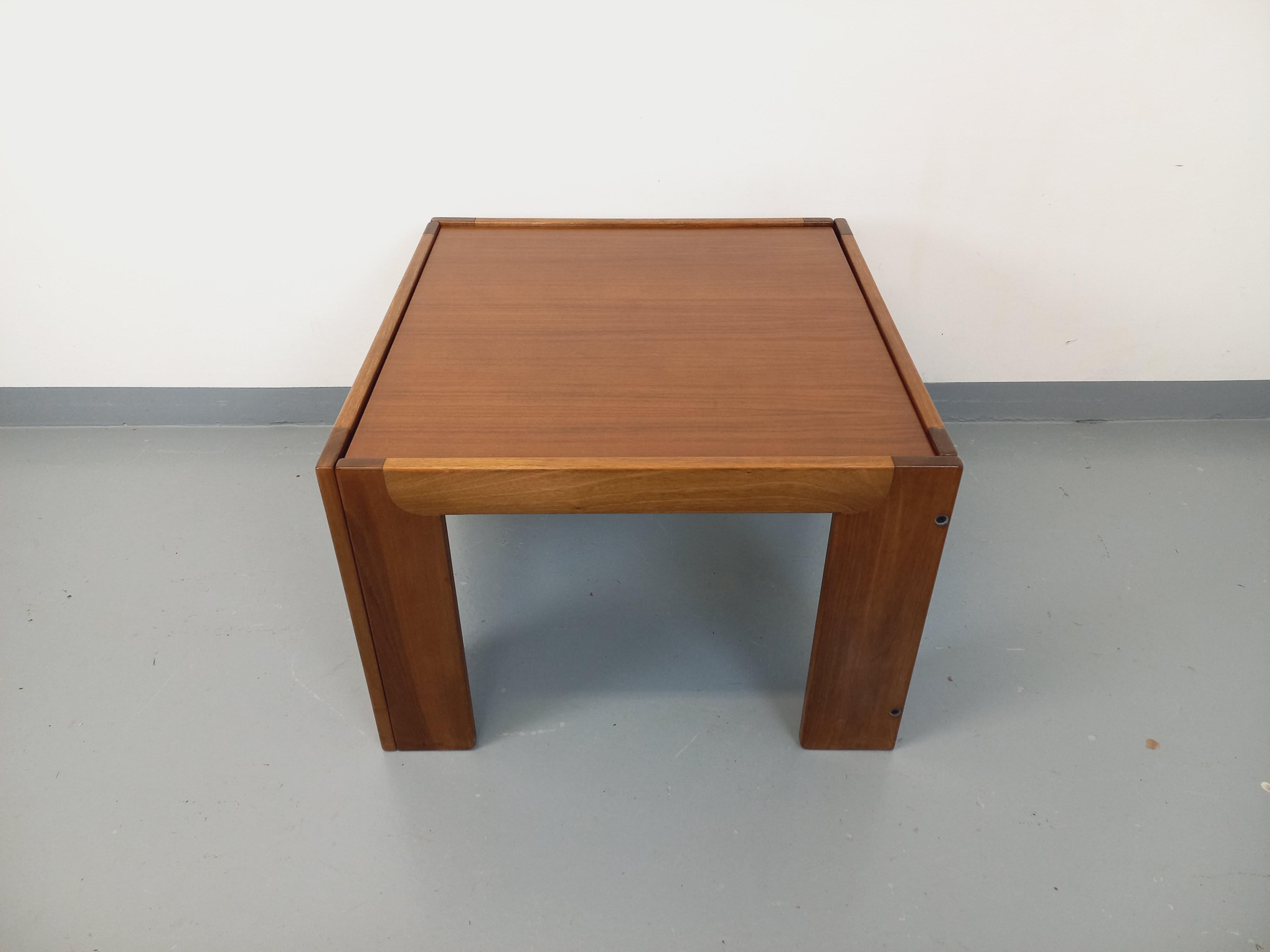 Table basse carrée vintage des années 60 70, en bois de noyer, design italien de Afra et Tobia Scarpa pour Cassina, modèle 771, plateau carré réversible, très bon état général, plateau poncé et verni.
Ref 250 403
Hauteur : 52 cm
Largeur : 75