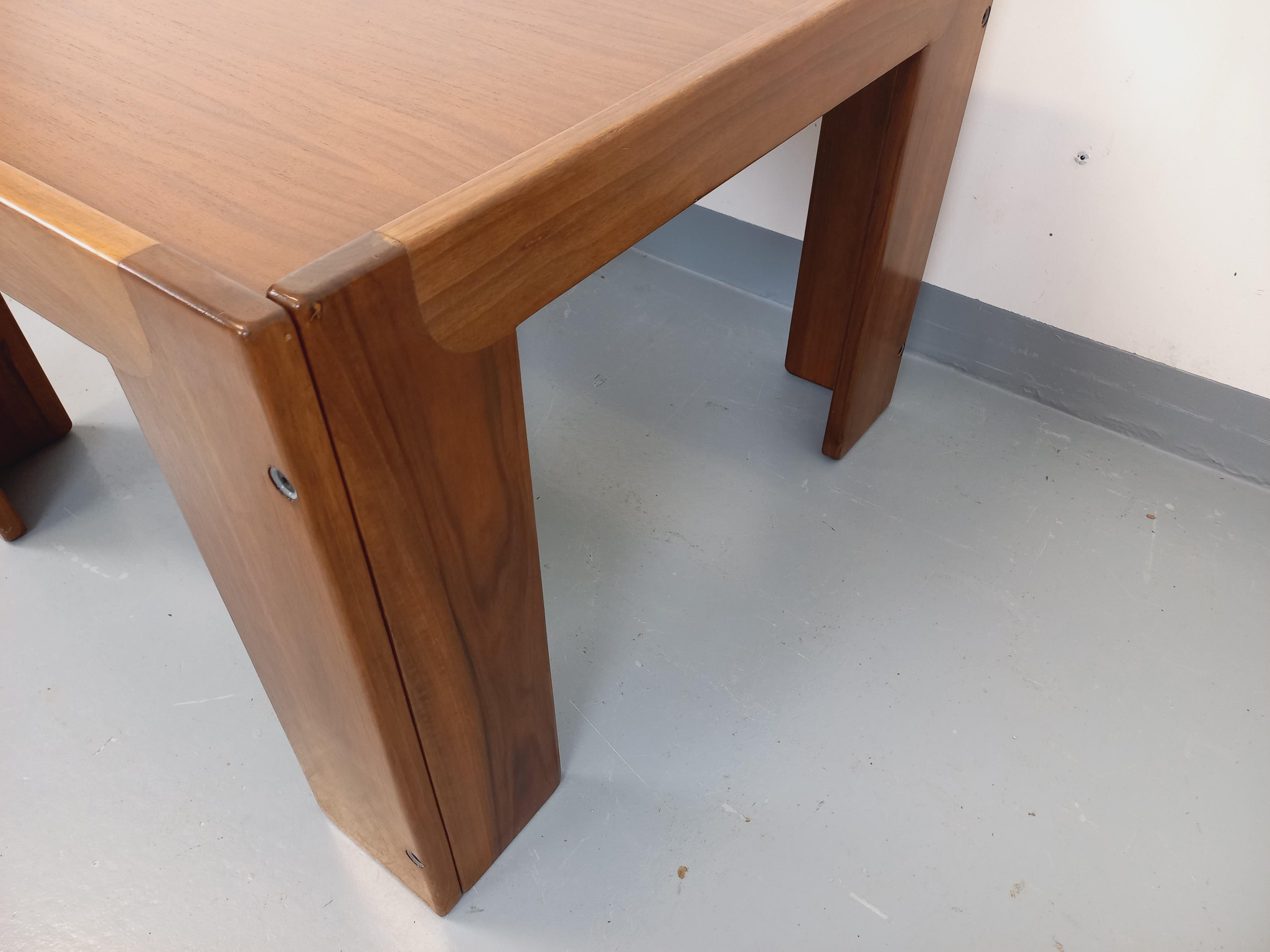 Table basse carrée italienne vintage de Afra et Tobia Scarpa pour Cassina teck Escandinavo moderno en venta