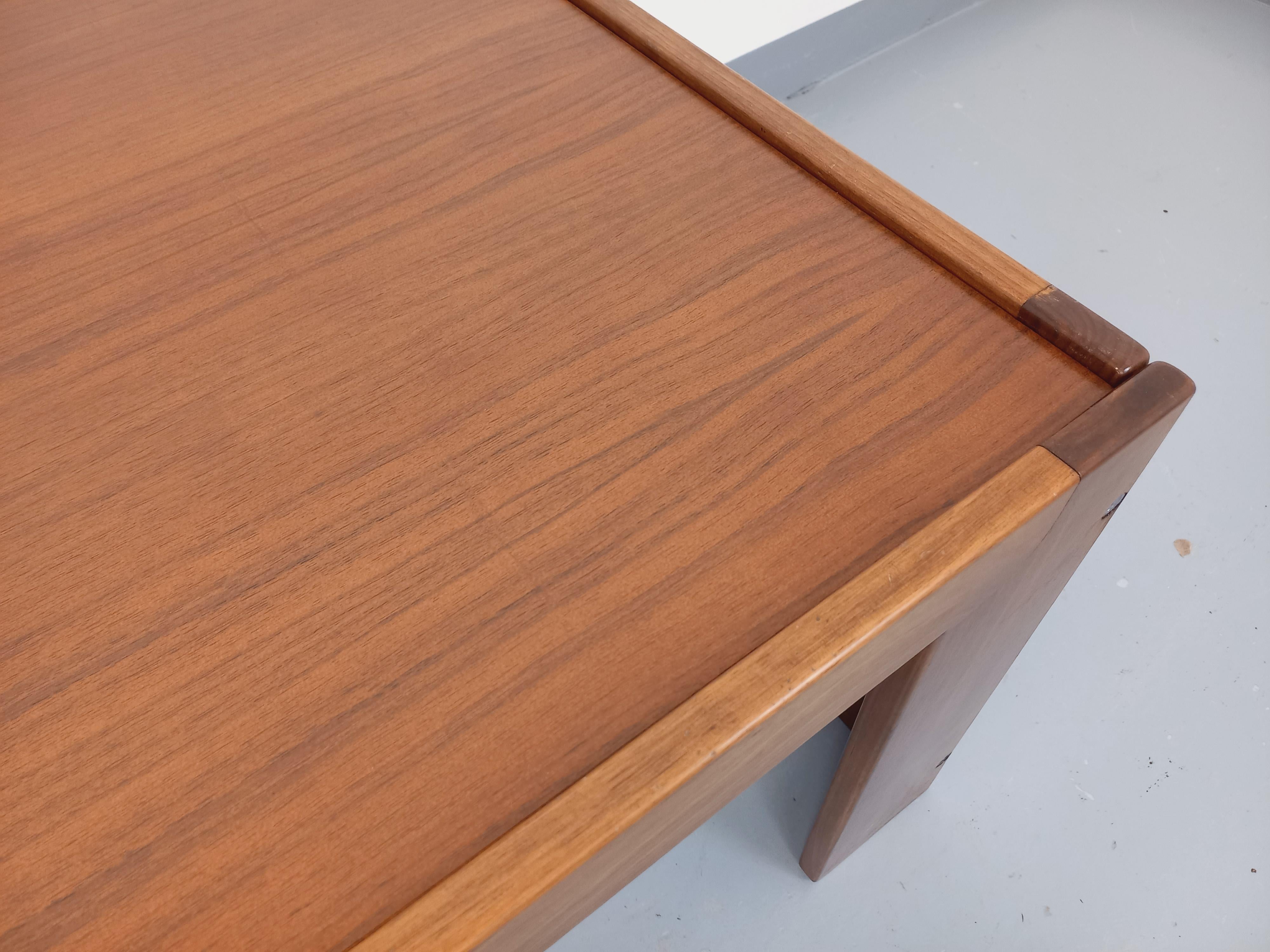 Table basse carrée italienne vintage de Afra et Tobia Scarpa pour Cassina teck Francés en venta
