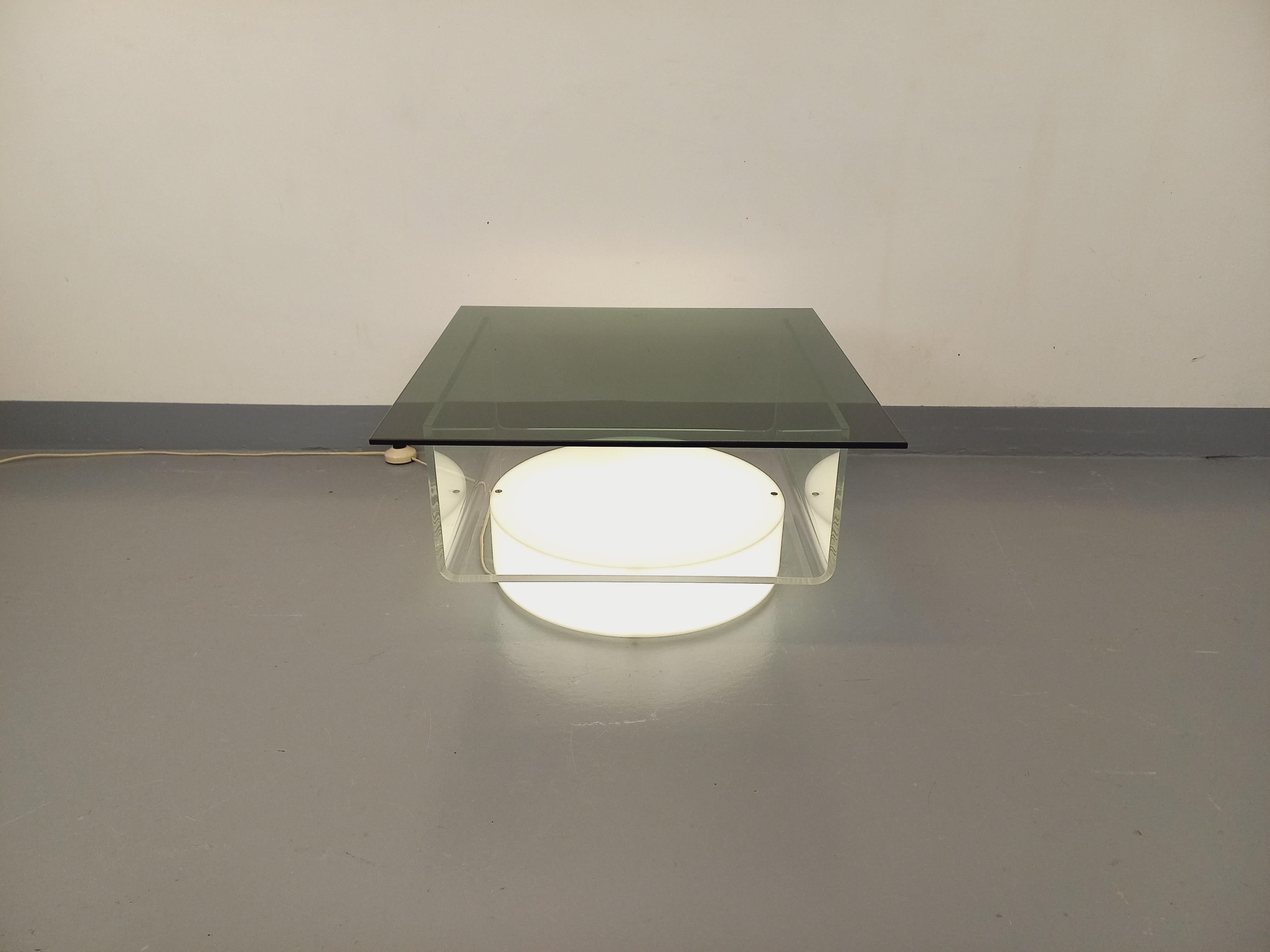 Tavolo basso carrée lumineuse italienne vintage en verre et plexiglas Space Age in vendita 5