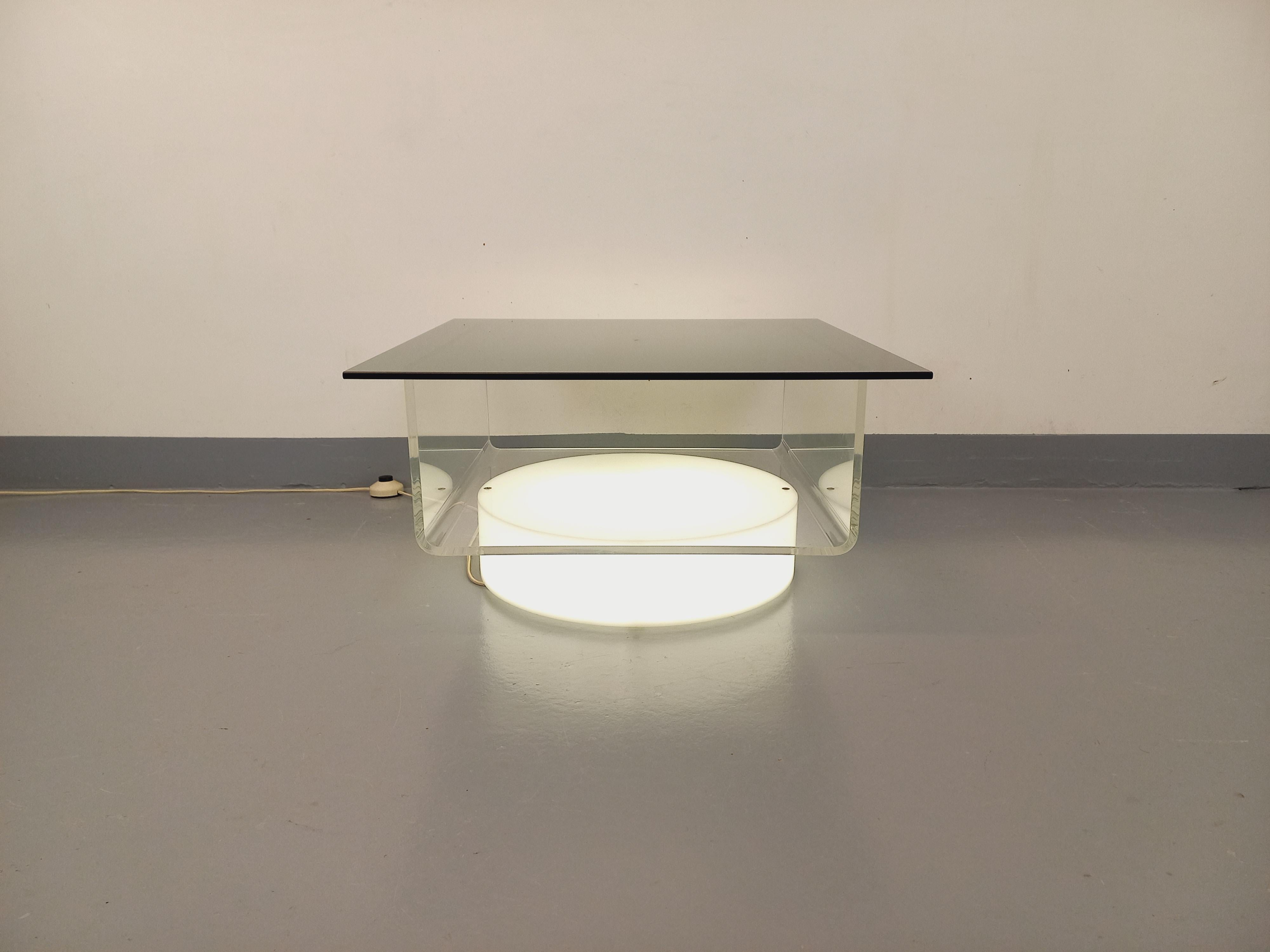 Tavolo basso carrée lumineuse italienne vintage en verre et plexiglas Space Age in vendita 6