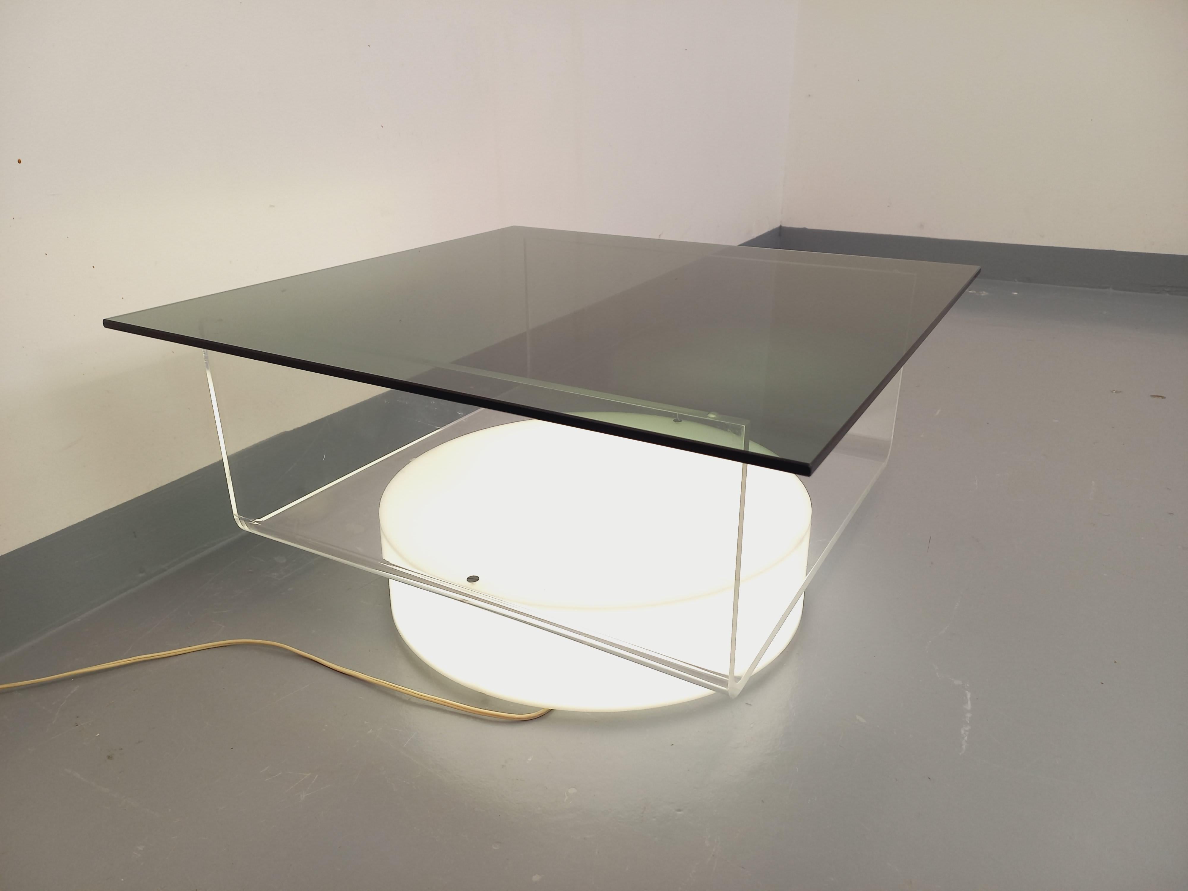 Tavolo basso carrée lumineuse italienne vintage en verre et plexiglas Space Age in vendita 9