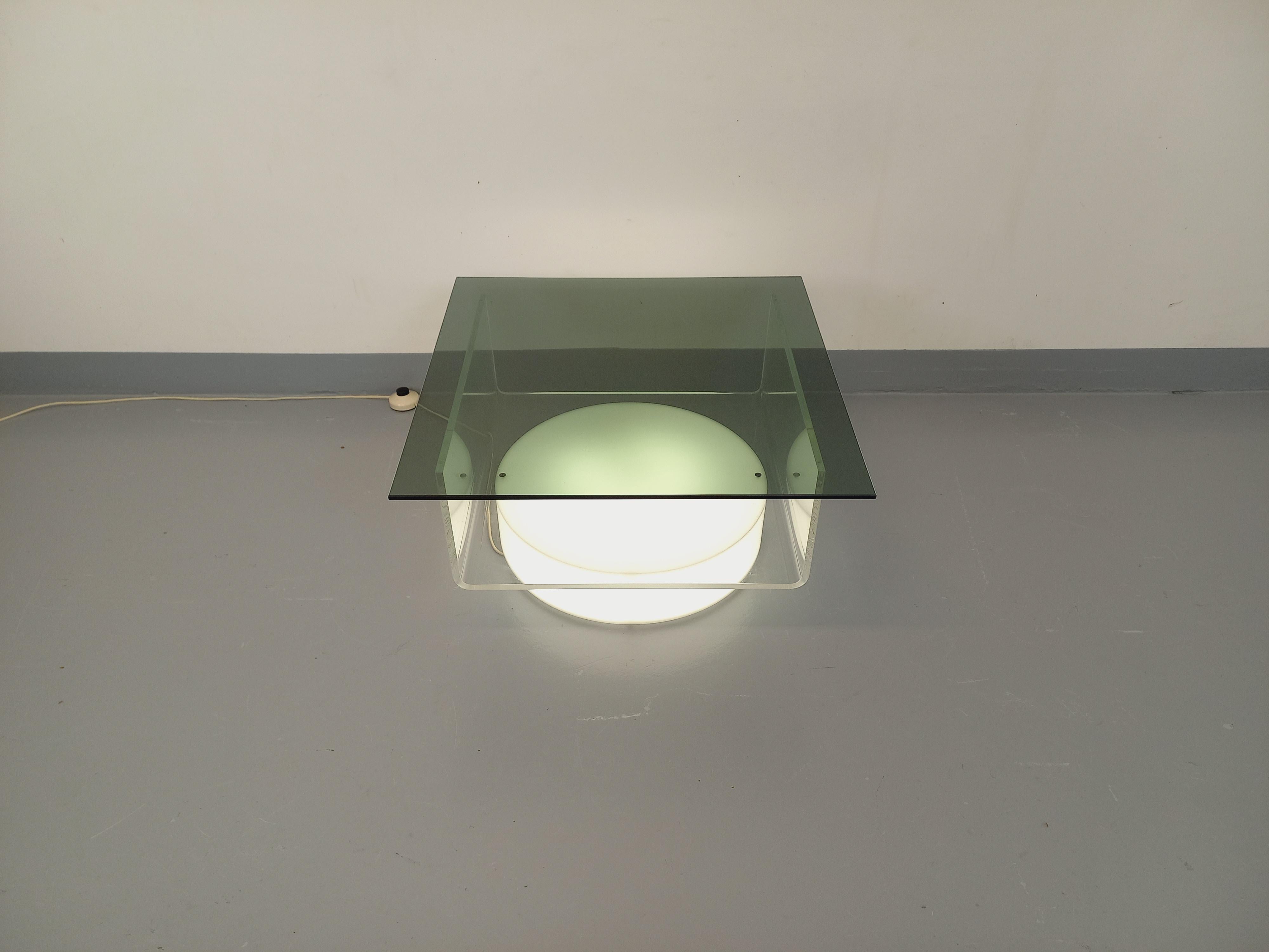 Tavolo basso vintage degli anni '70 con illuminazione integrata, stile Space Age, piano carré in vetro fumé, piedini in plexiglas trasparenti e colonna bianca rotonda luminescente di design e originale, stato generale molto buono con rare