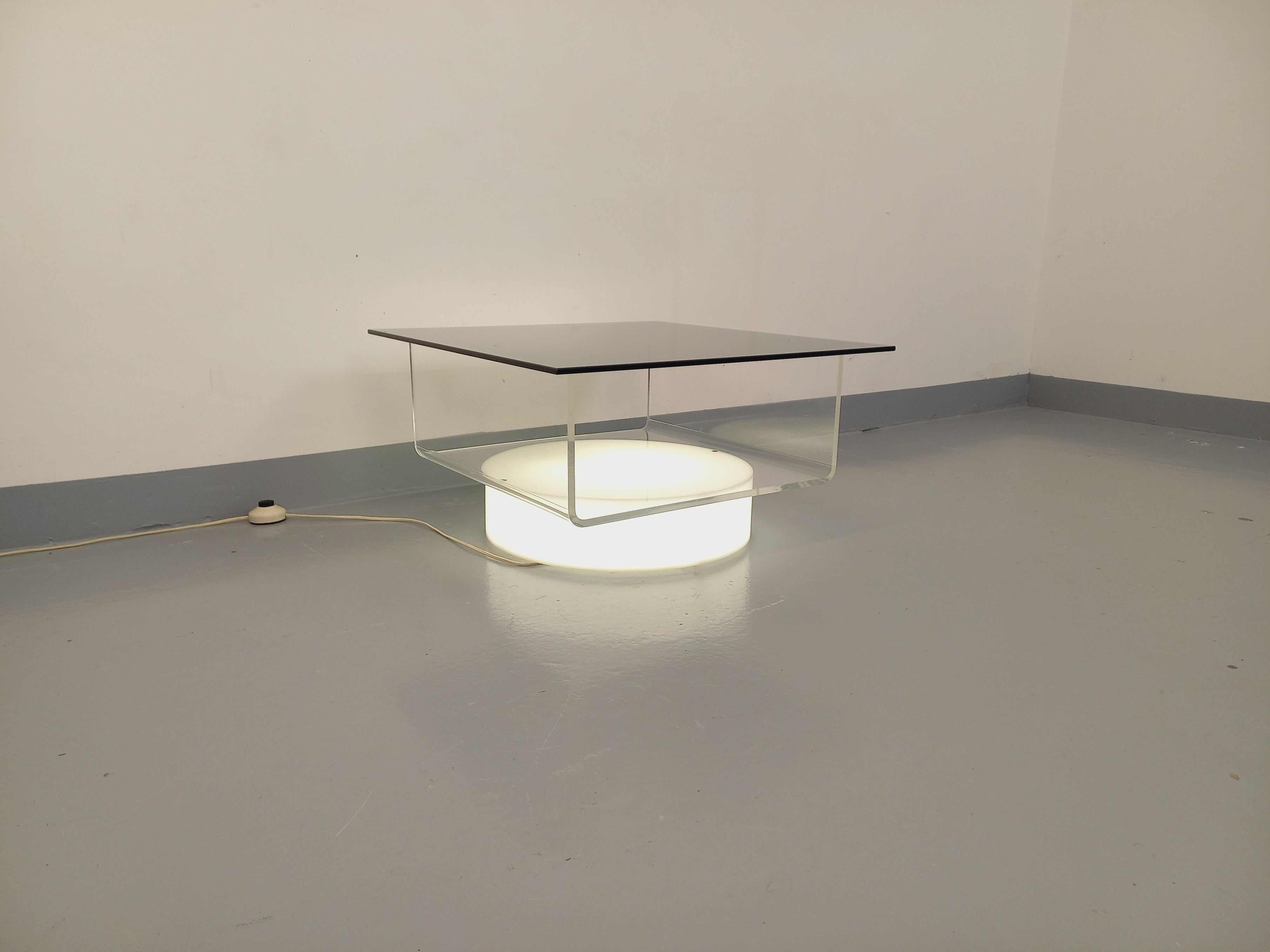 Italiano Tavolo basso carrée lumineuse italienne vintage en verre et plexiglas Space Age in vendita