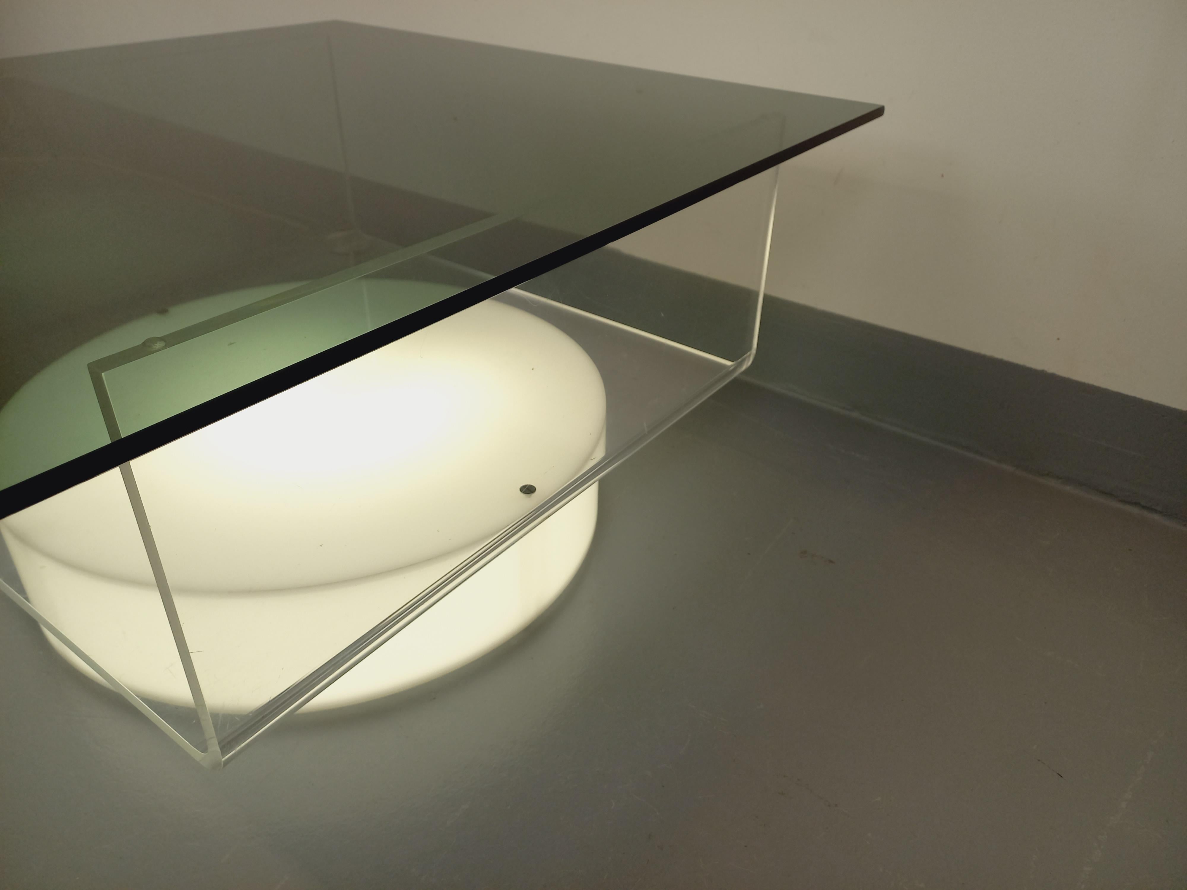 Fine XX secolo Tavolo basso carrée lumineuse italienne vintage en verre et plexiglas Space Age in vendita