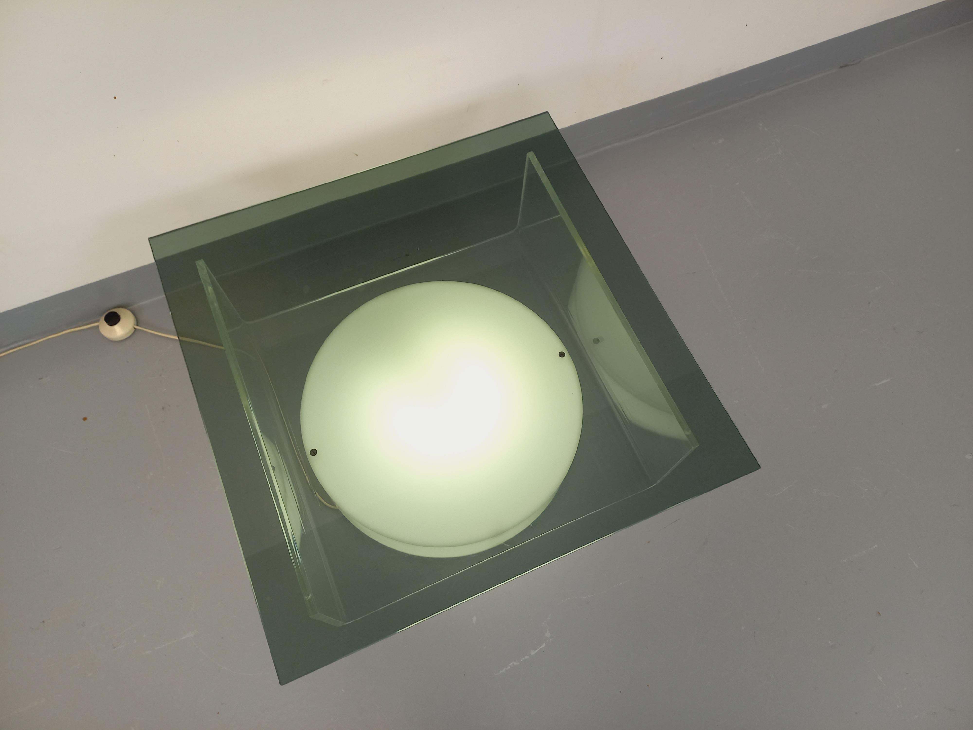 Vetro fumé Tavolo basso carrée lumineuse italienne vintage en verre et plexiglas Space Age in vendita