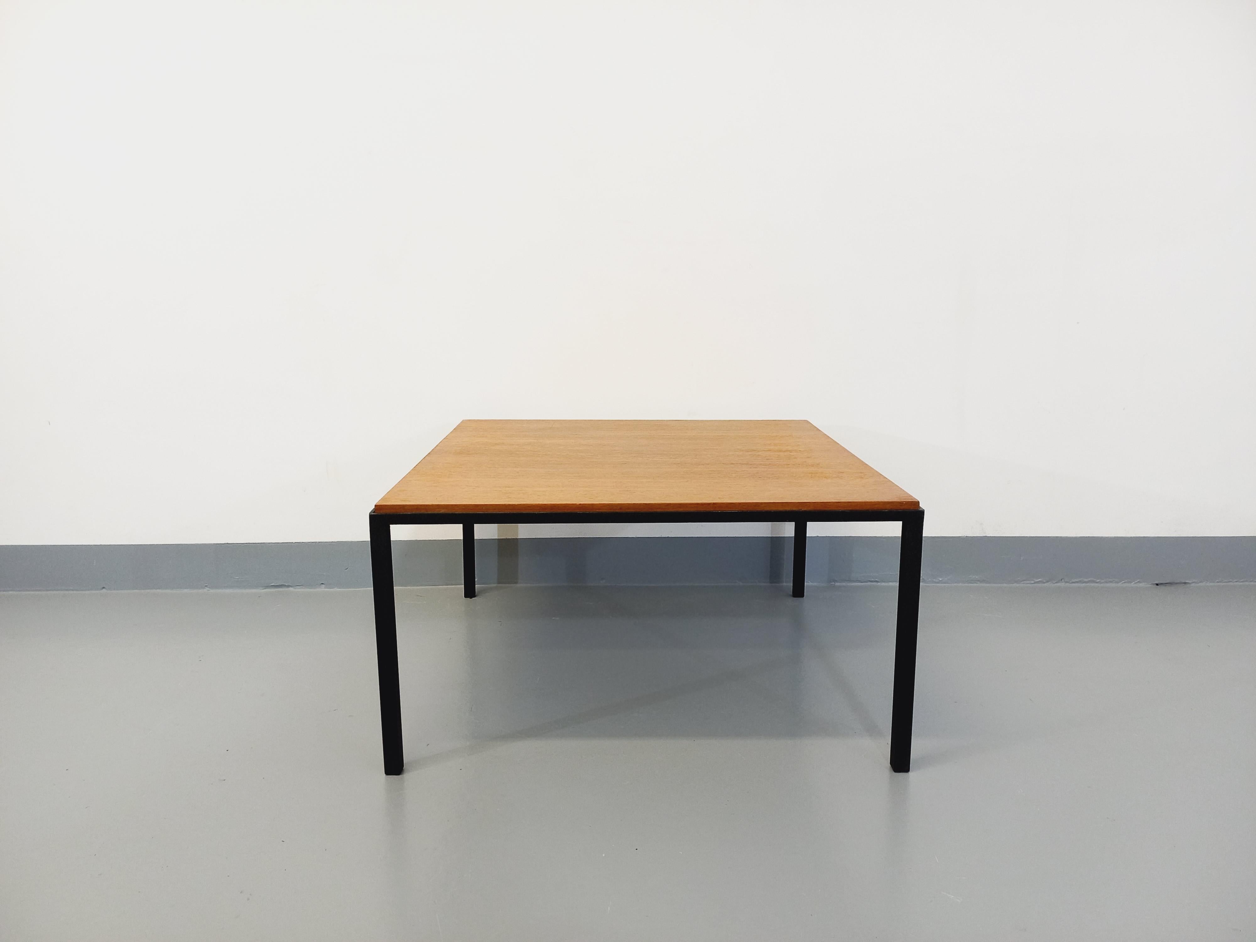 Table basse carrée moderniste vintage en teck et métal noir des années 60 en vente 3