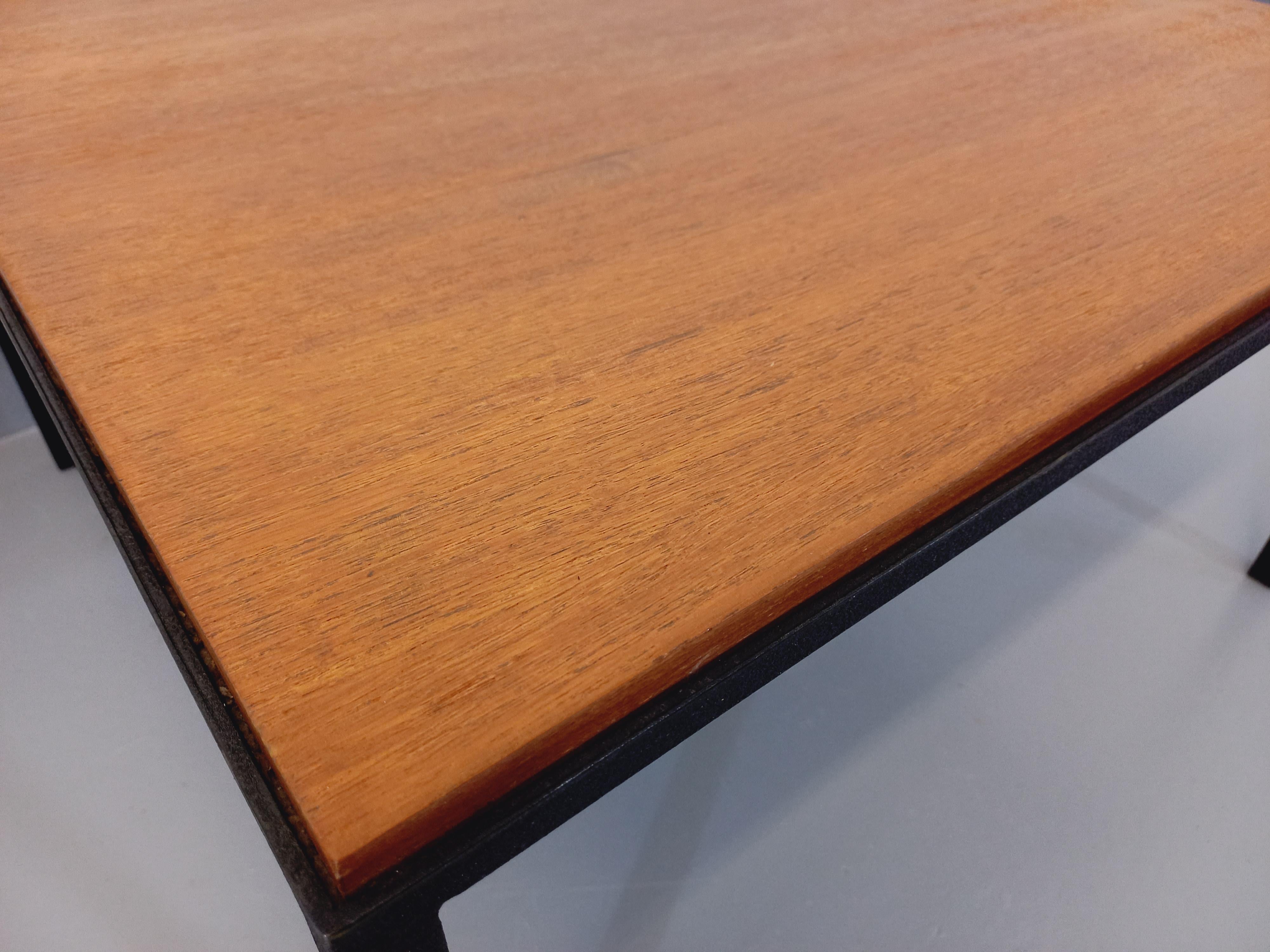 Mid-Century Modern Table basse carrée moderniste vintage en teck et métal noir des années 60 en vente