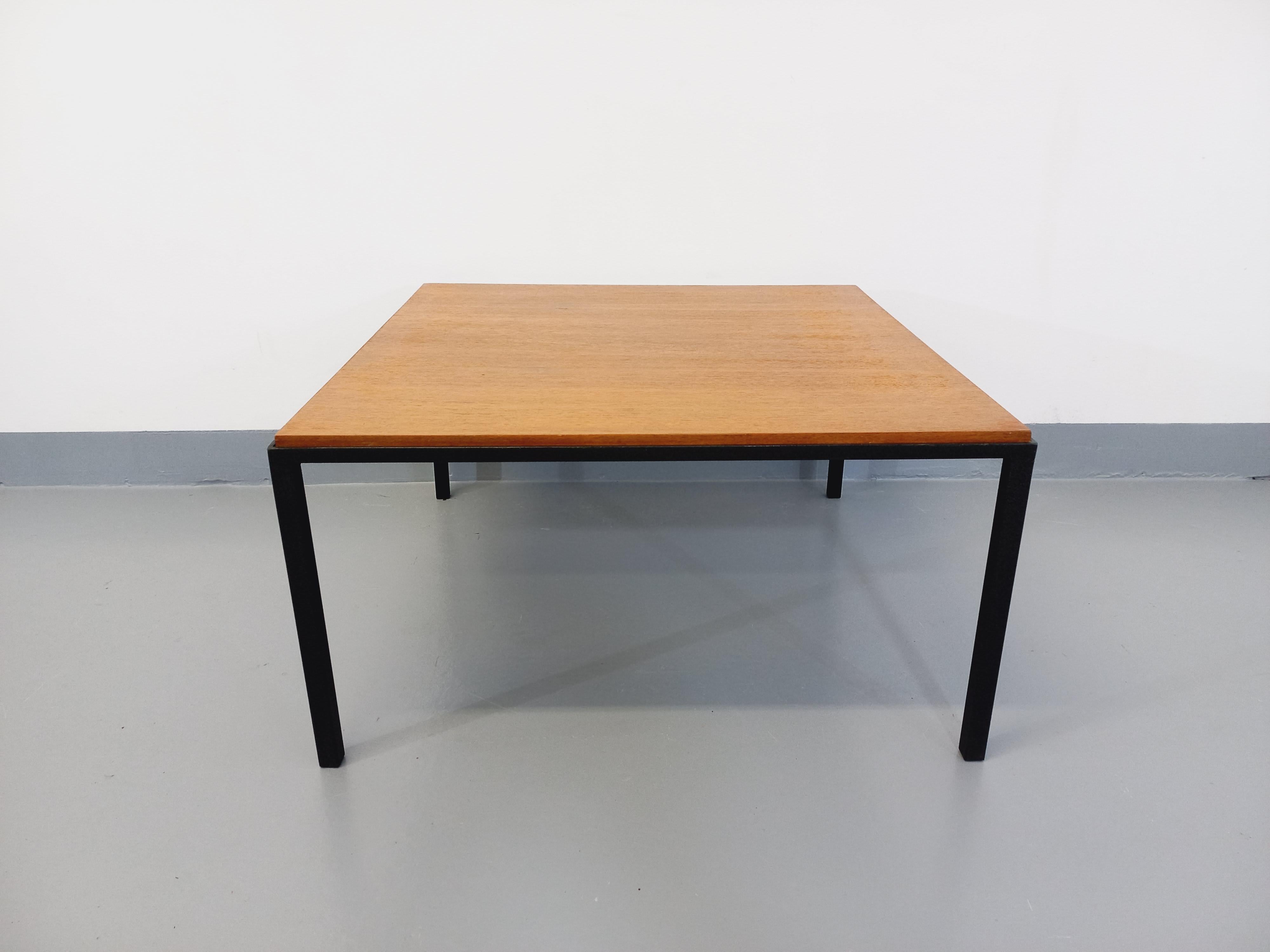 italien Table basse carrée moderniste vintage en teck et métal noir des années 60 en vente