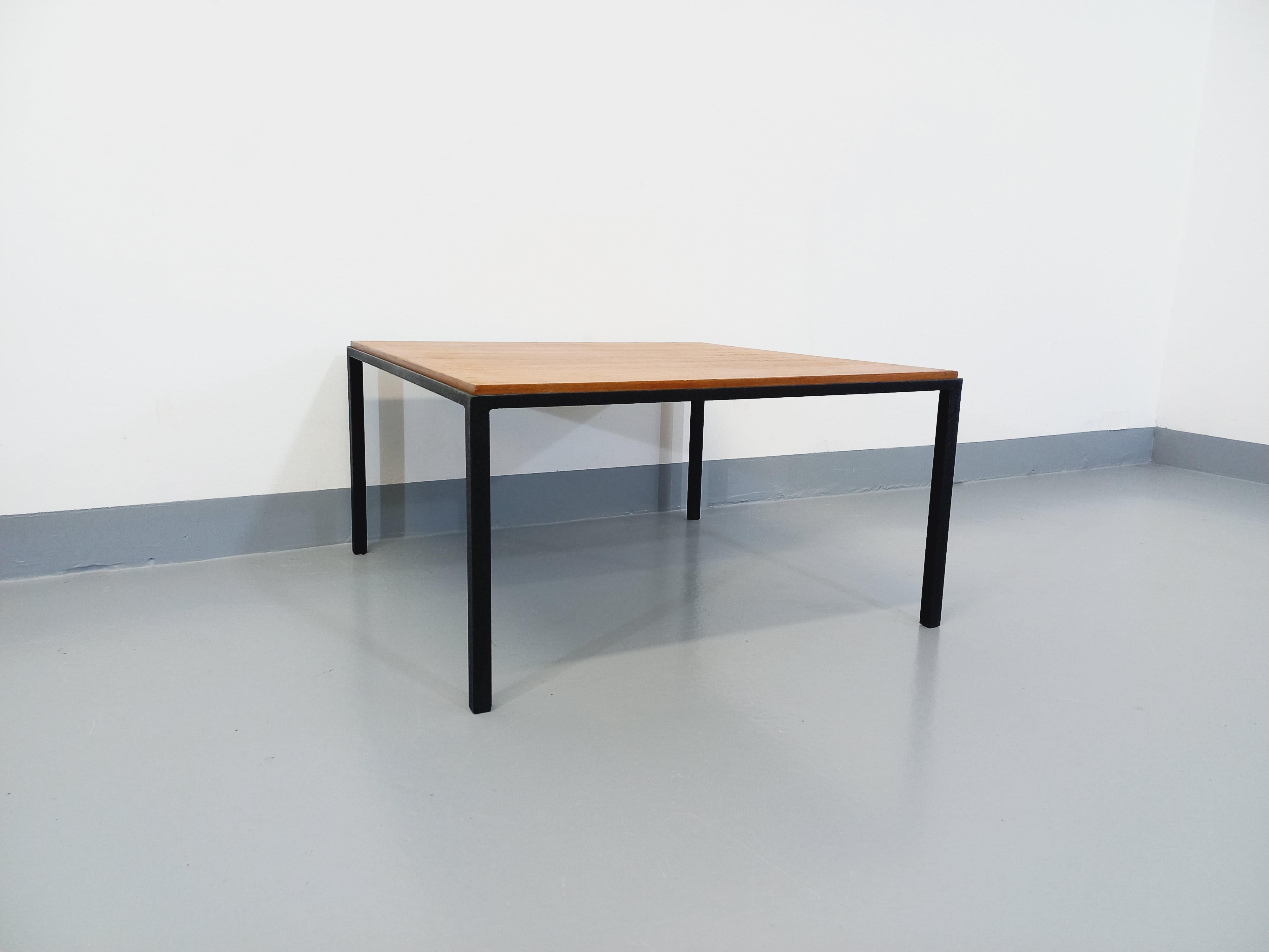 Table basse carrée moderniste vintage en teck et métal noir des années 60 Bon état - En vente à BESANÇON, FR