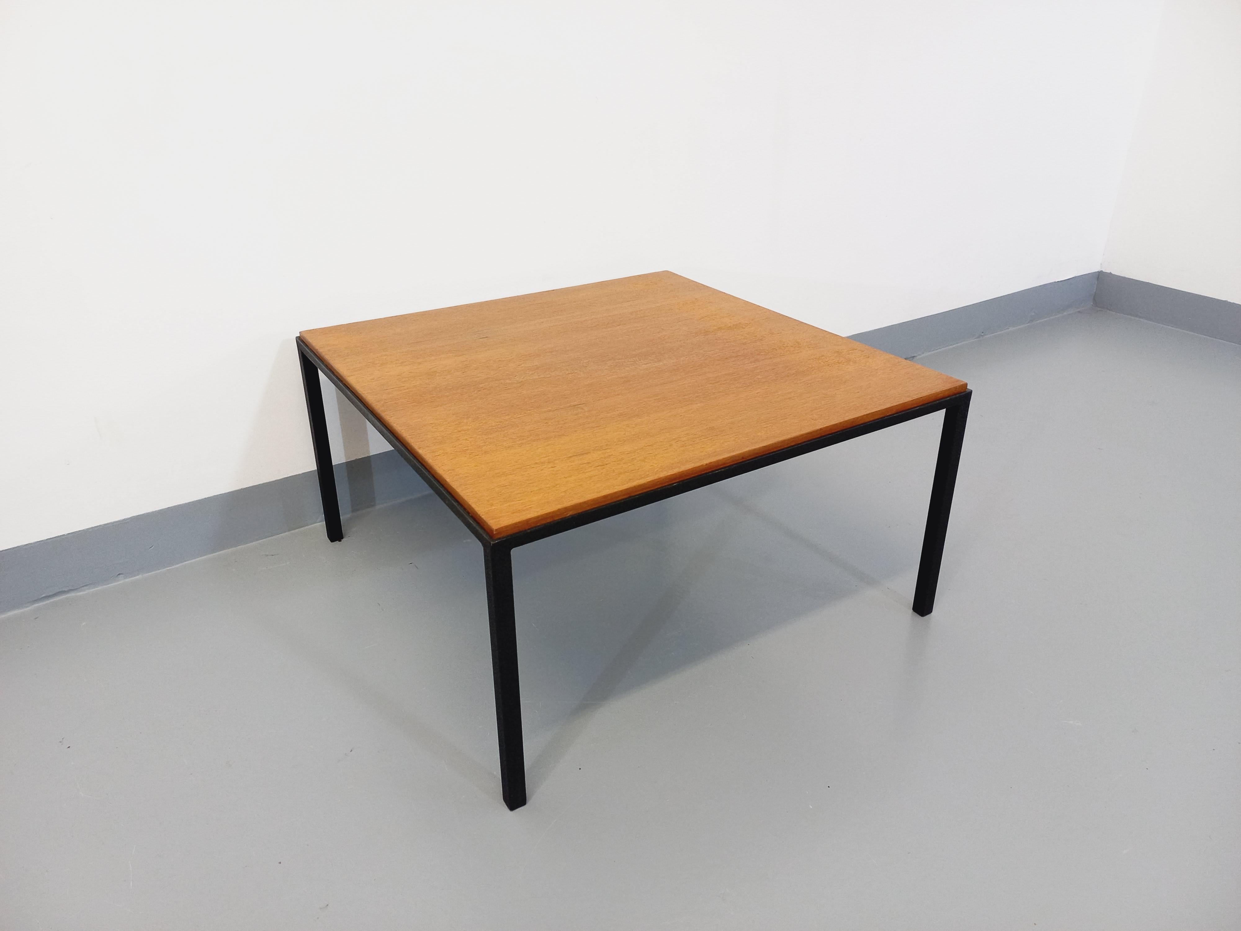 Milieu du XXe siècle Table basse carrée moderniste vintage en teck et métal noir des années 60 en vente