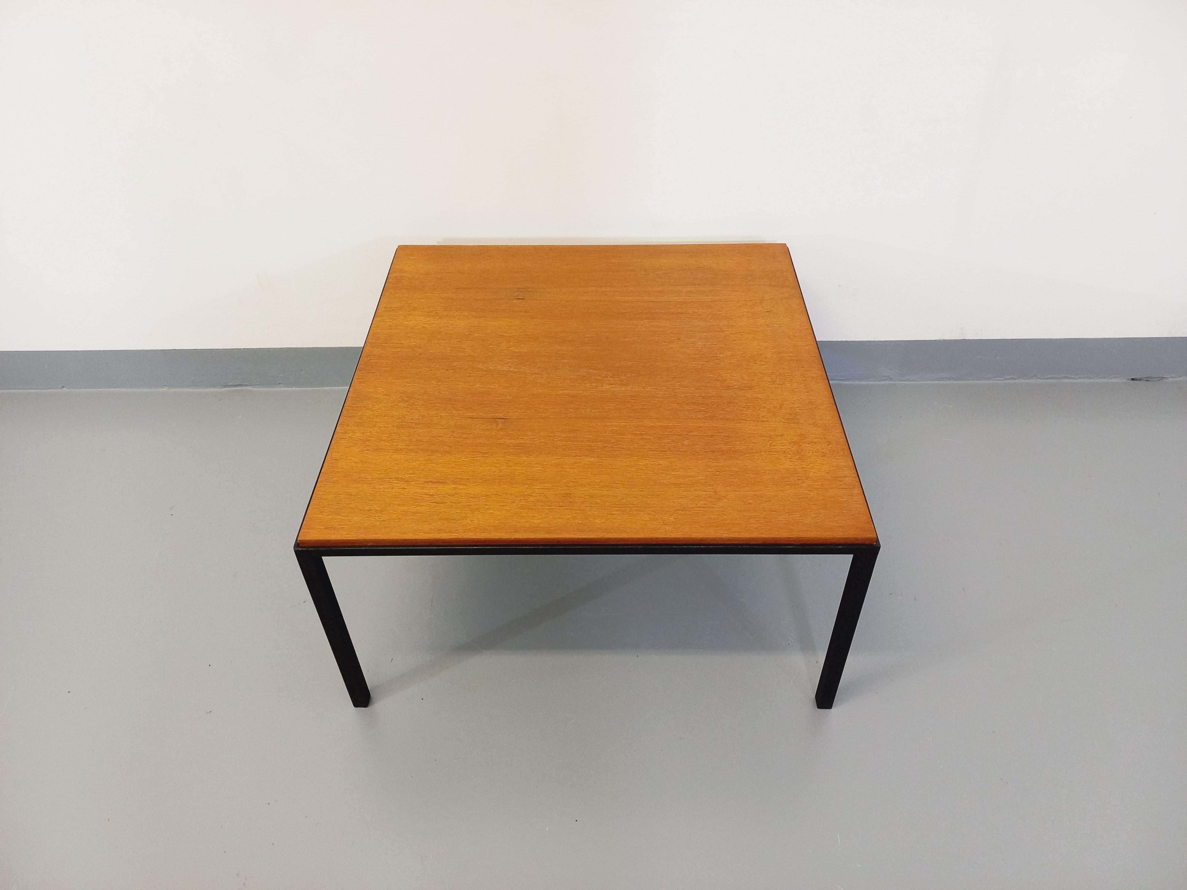 Métal Table basse carrée moderniste vintage en teck et métal noir des années 60 en vente