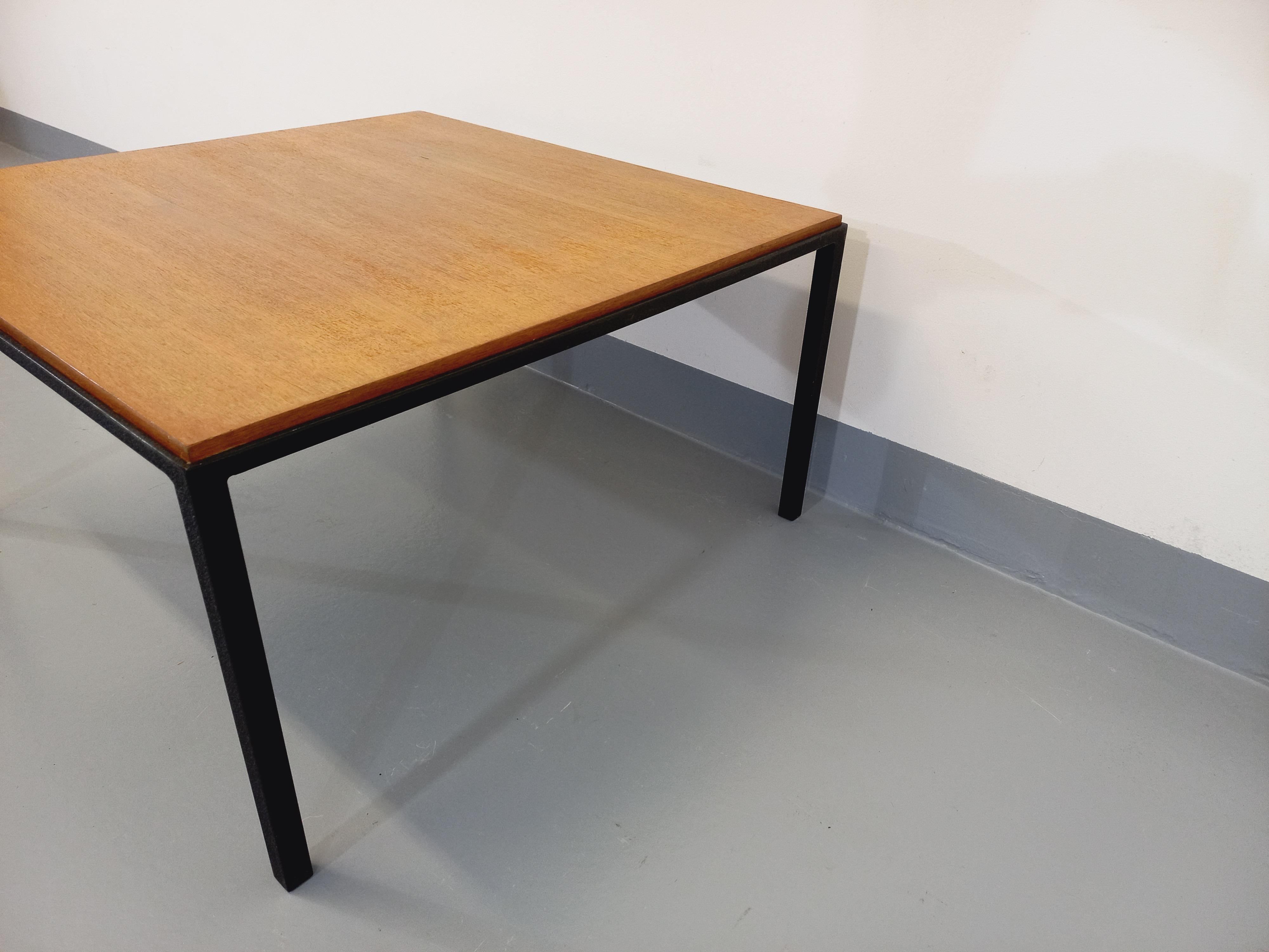 Table basse carrée moderniste vintage en teck et métal noir des années 60 en vente 1