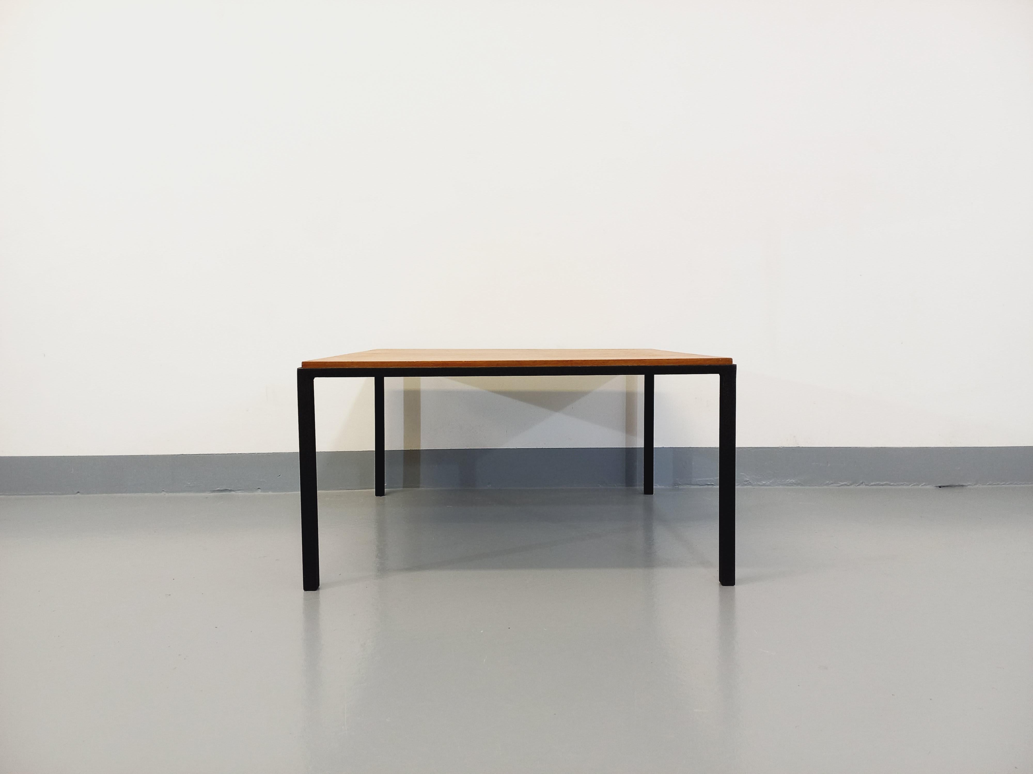Table basse carrée moderniste vintage en teck et métal noir des années 60 en vente 2