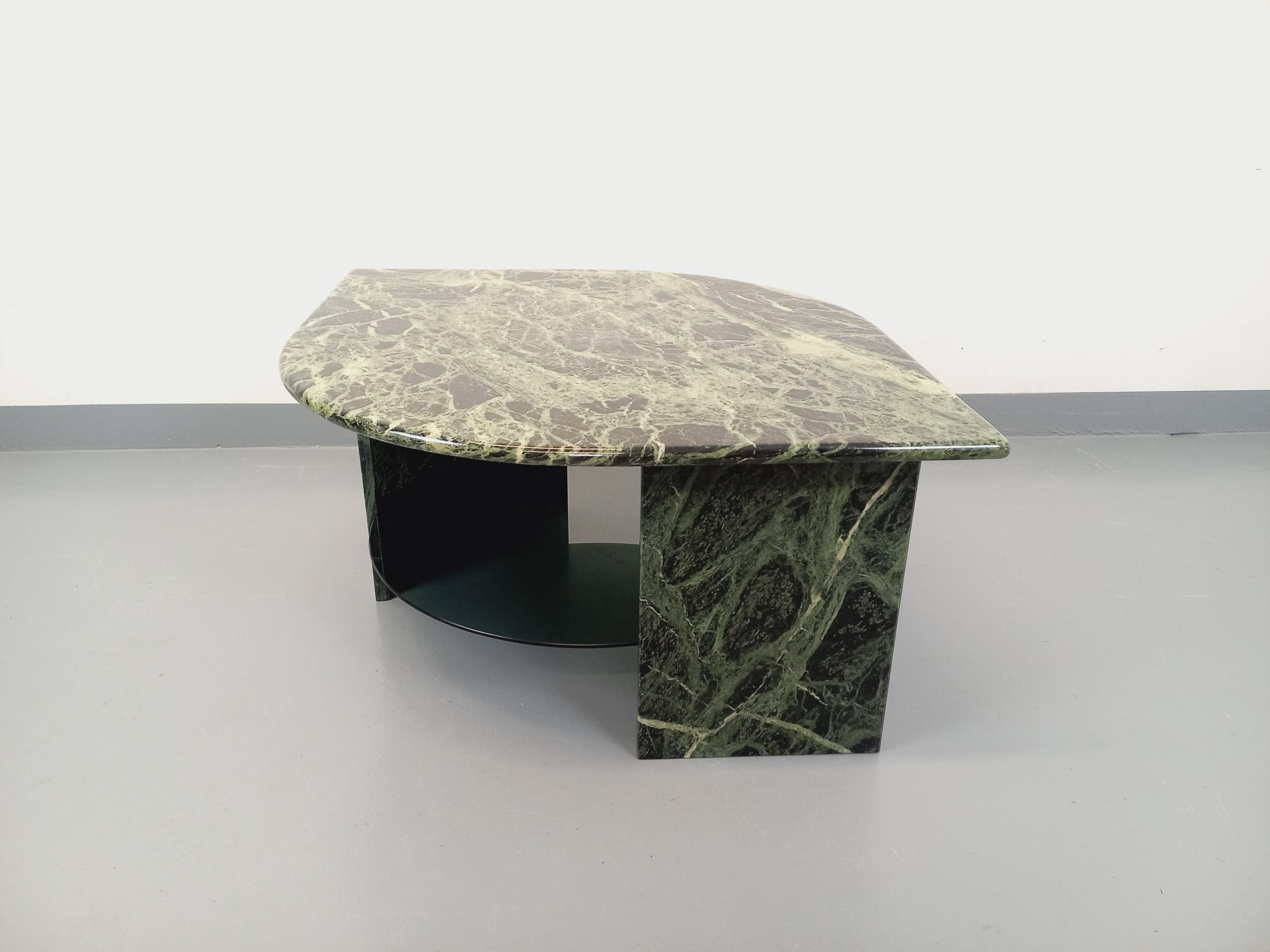 Mid-Century Modern Table basse carrée vintage à 2 plateaux en marbre vert et verre fumé années 70 en vente