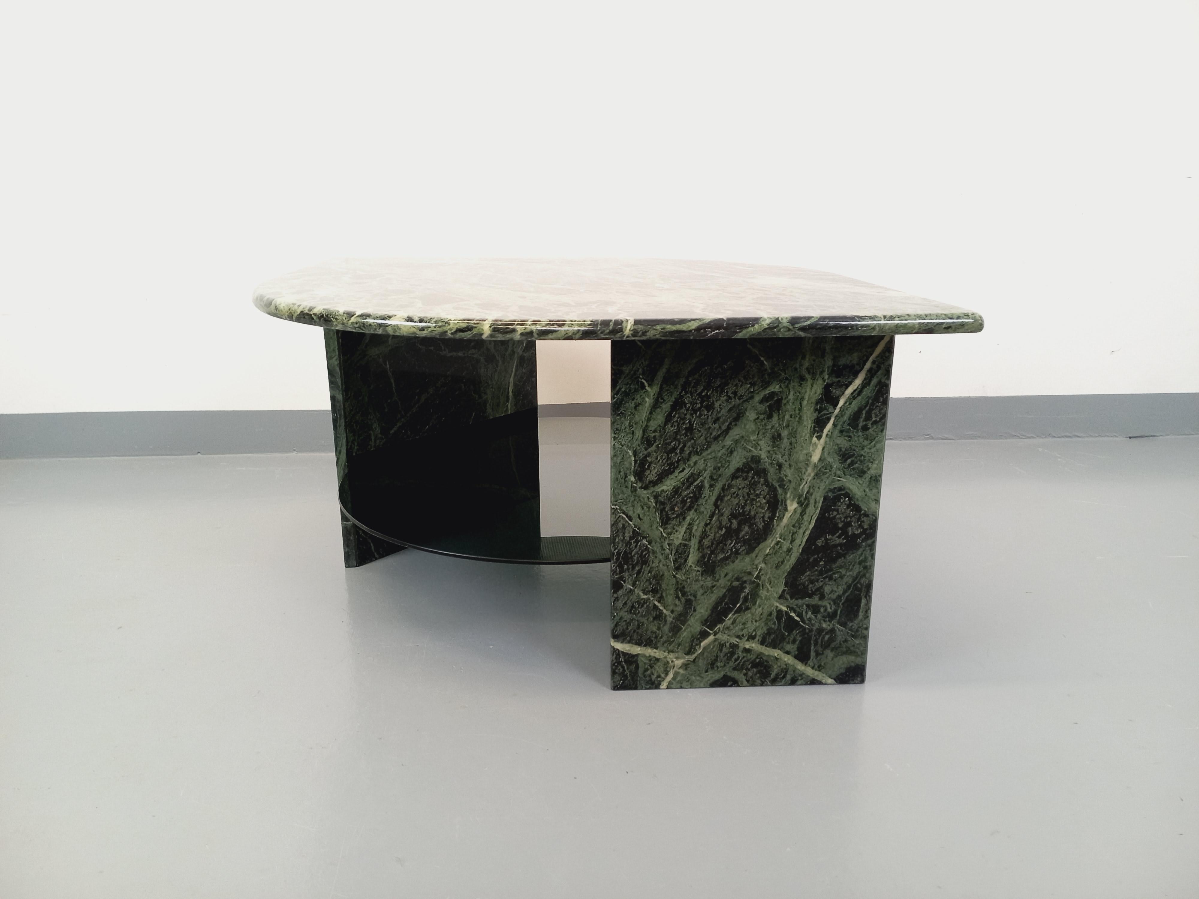 Français Table basse carrée vintage à 2 plateaux en marbre vert et verre fumé années 70 en vente