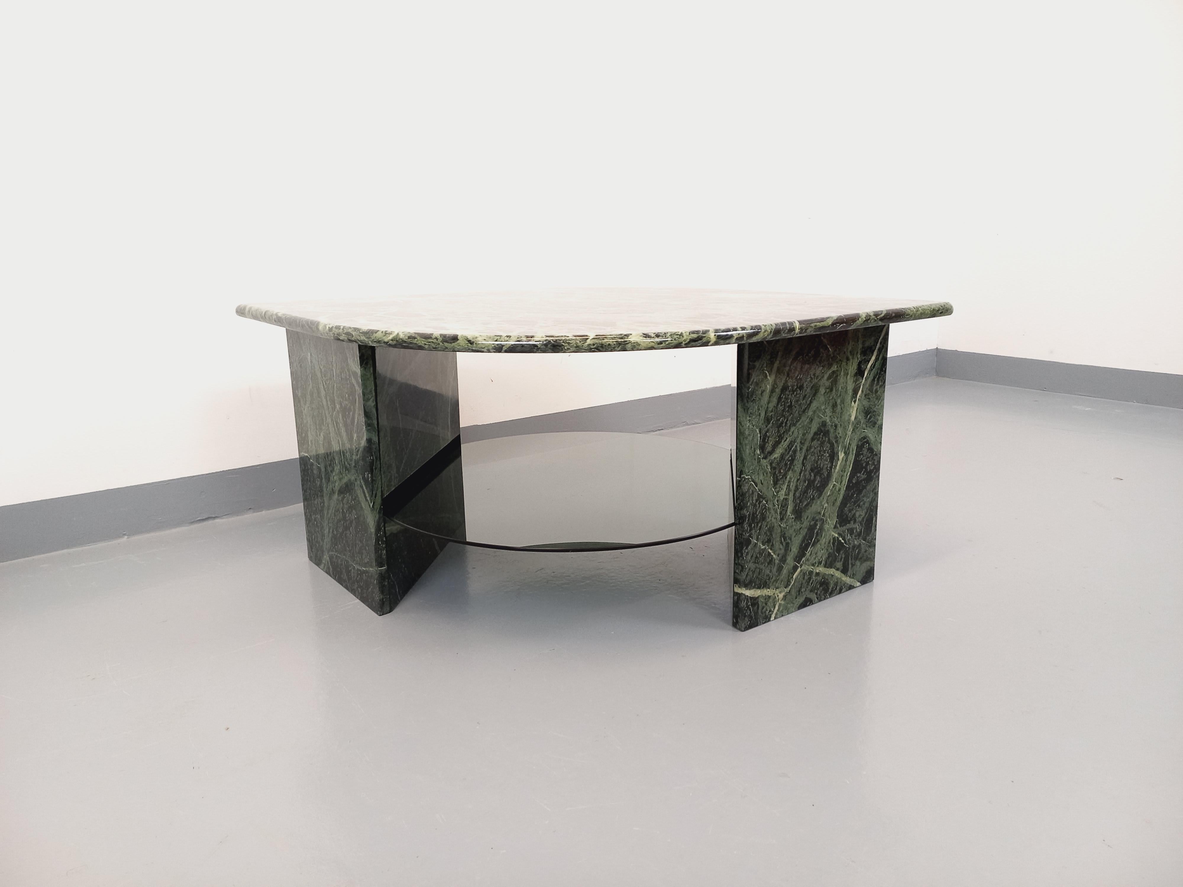 Table basse carrée vintage à 2 plateaux en marbre vert et verre fumé années 70 Bon état - En vente à BESANÇON, FR