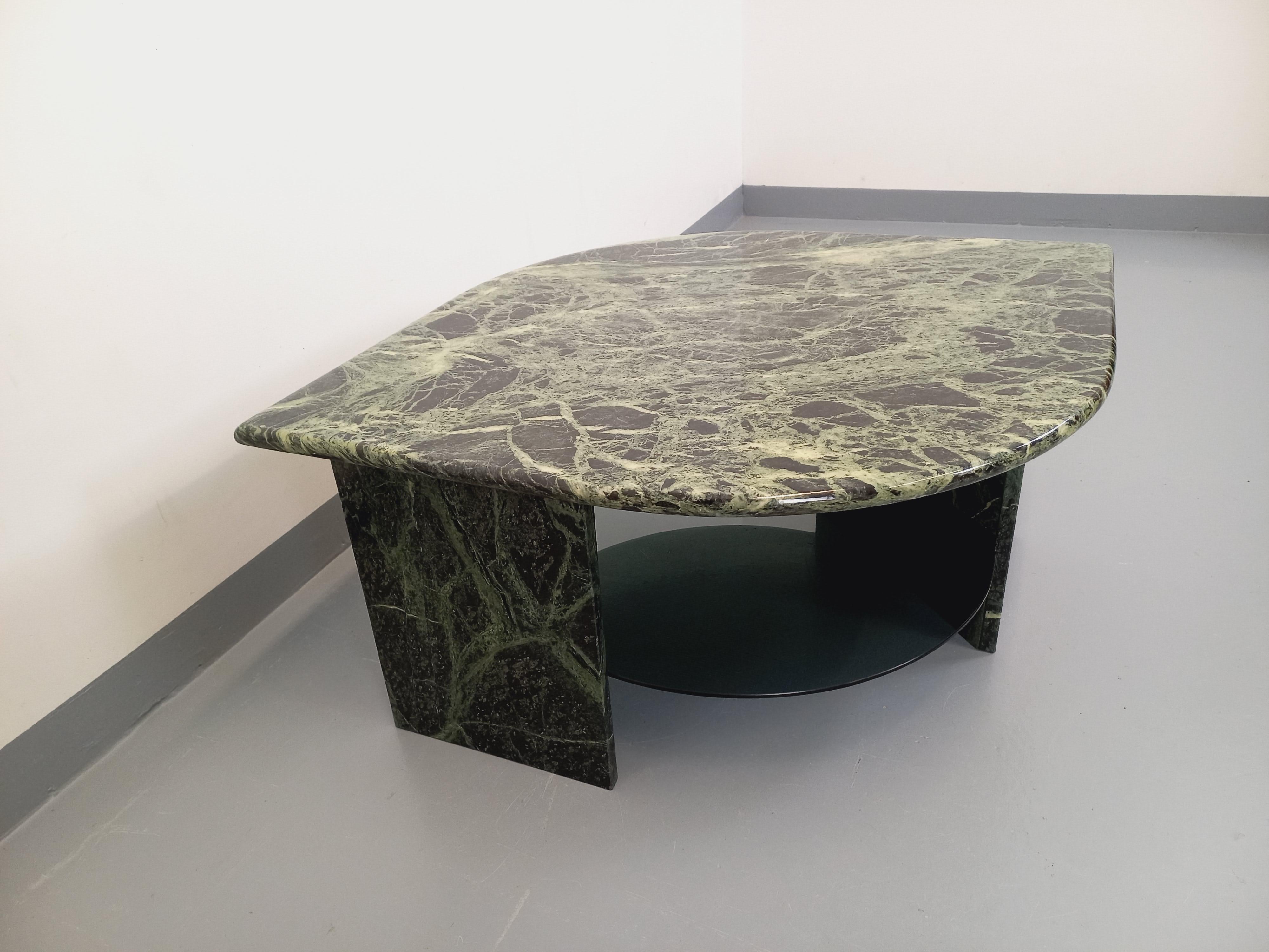Fin du 20e siècle Table basse carrée vintage à 2 plateaux en marbre vert et verre fumé années 70 en vente