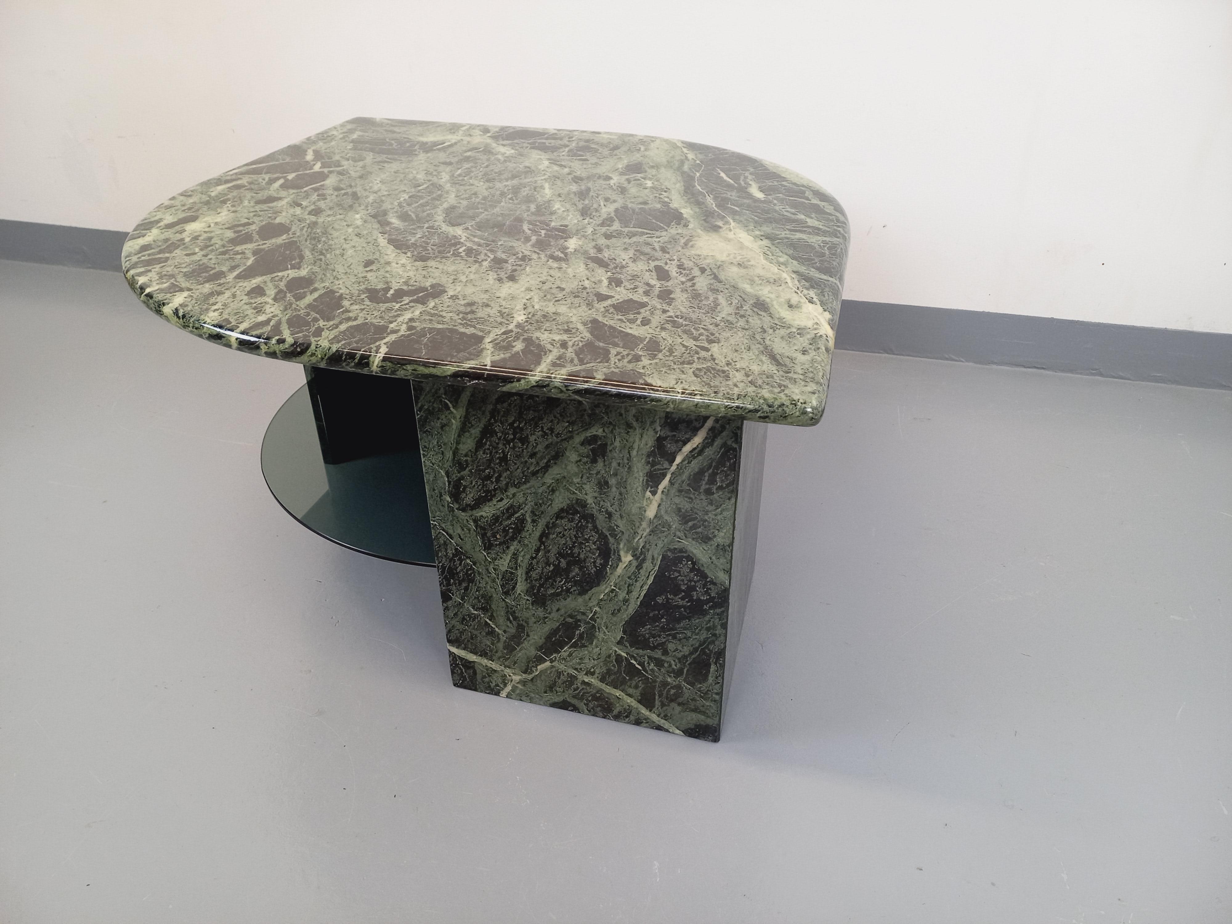 Verre fumé Table basse carrée vintage à 2 plateaux en marbre vert et verre fumé années 70 en vente