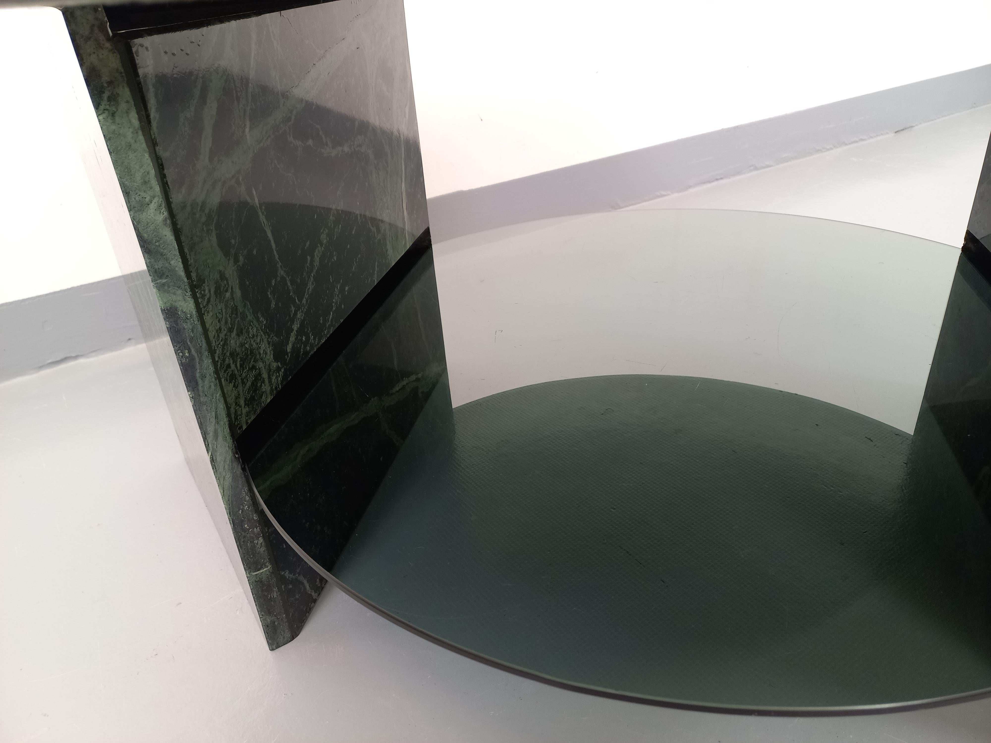 Table basse carrée vintage à 2 plateaux en marbre vert et verre fumé années 70 en vente 2