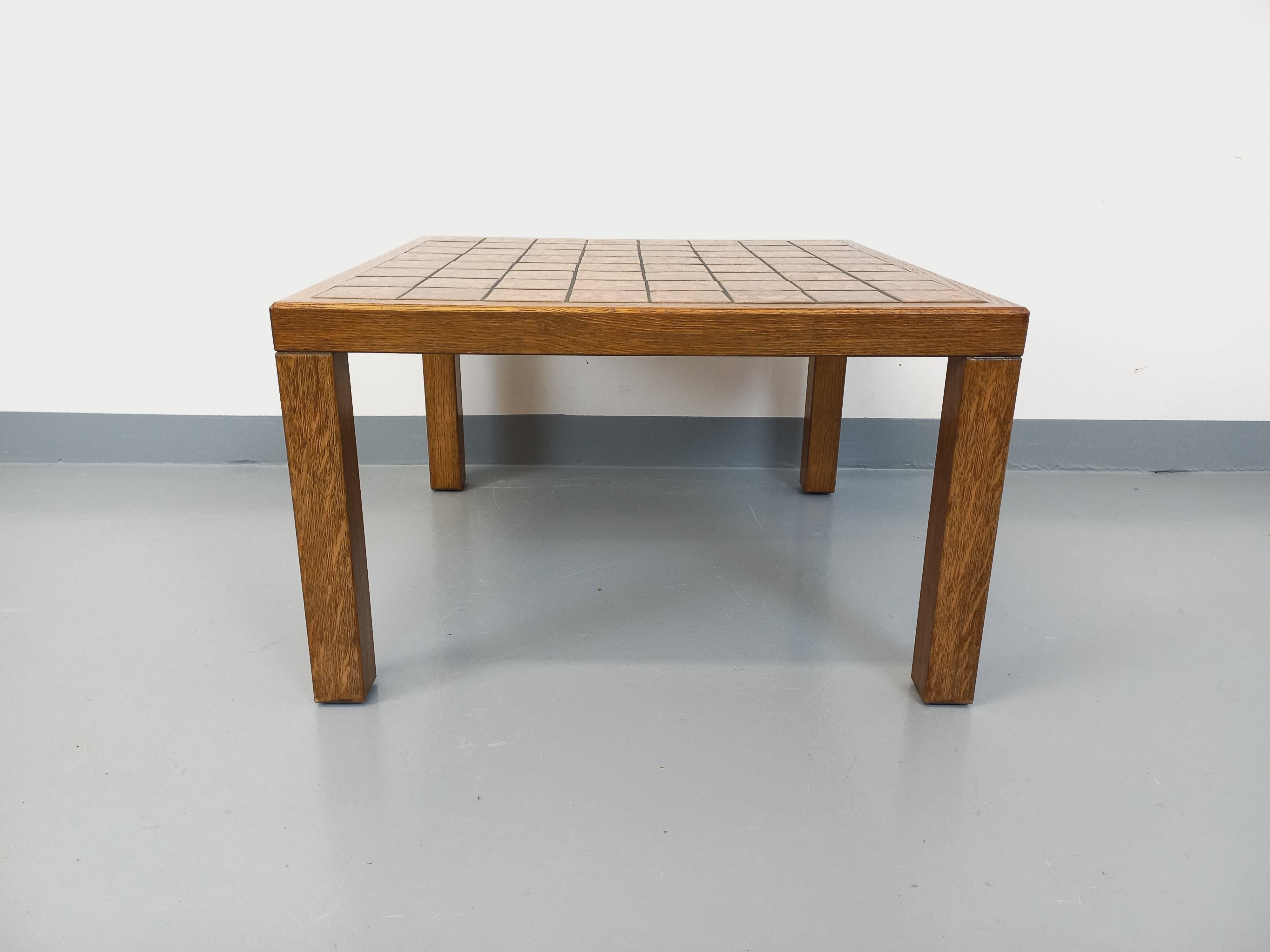 Tavolo basso carrée vintage en bois de chêne et céramique des années 60 70 in vendita 5