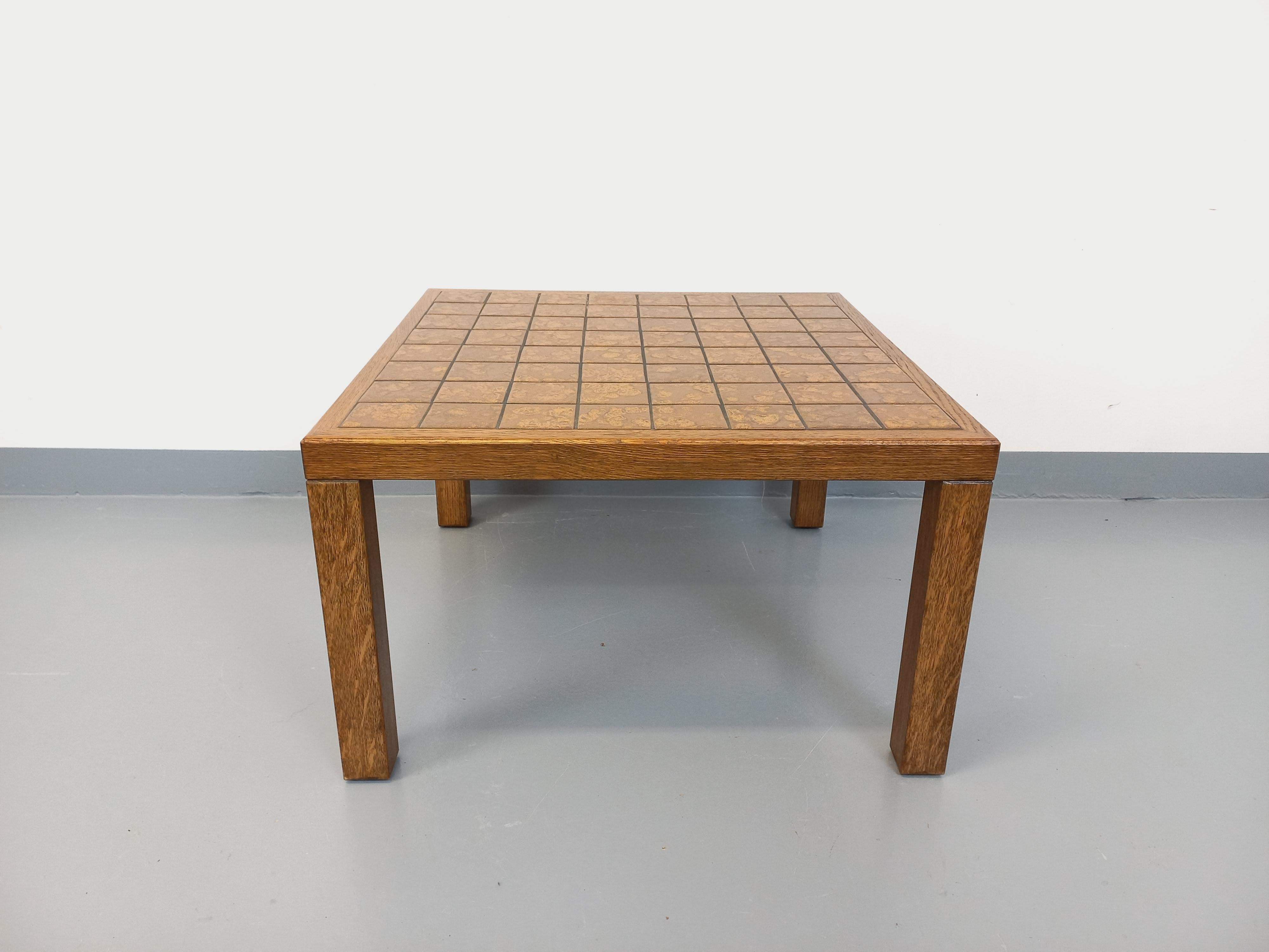 Tavolo basso vintage degli anni 60 70, piedini e struttura in bois de chêne brutaliste, plateau carré in céramique dans les tons dorés et marron, très bon état général avec quelques signes du temps qui passe.
Rif. 250 209
Altezza: 44 cm
Dimensioni: