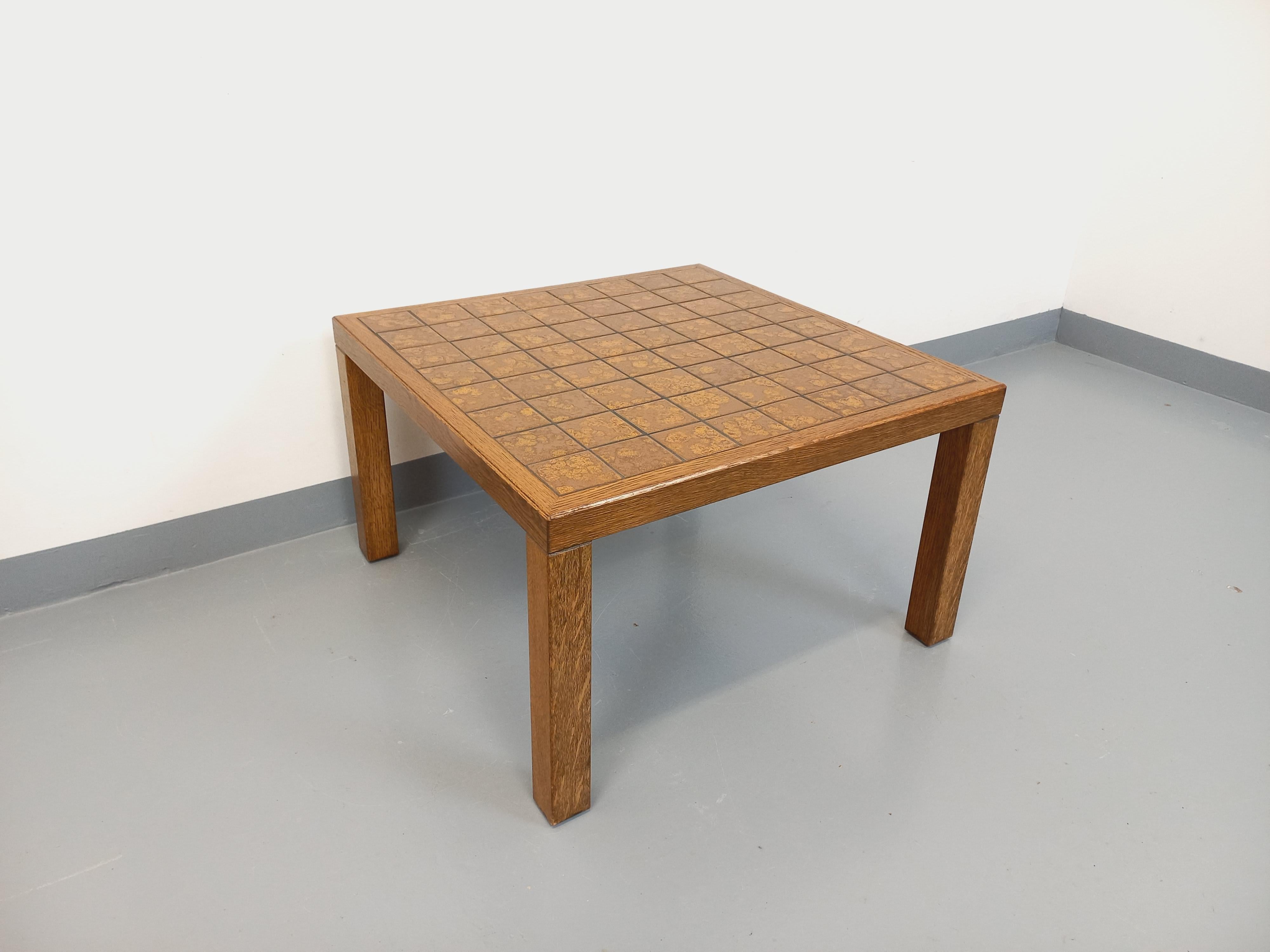 Mid-Century moderno Tavolo basso carrée vintage en bois de chêne et céramique des années 60 70 in vendita