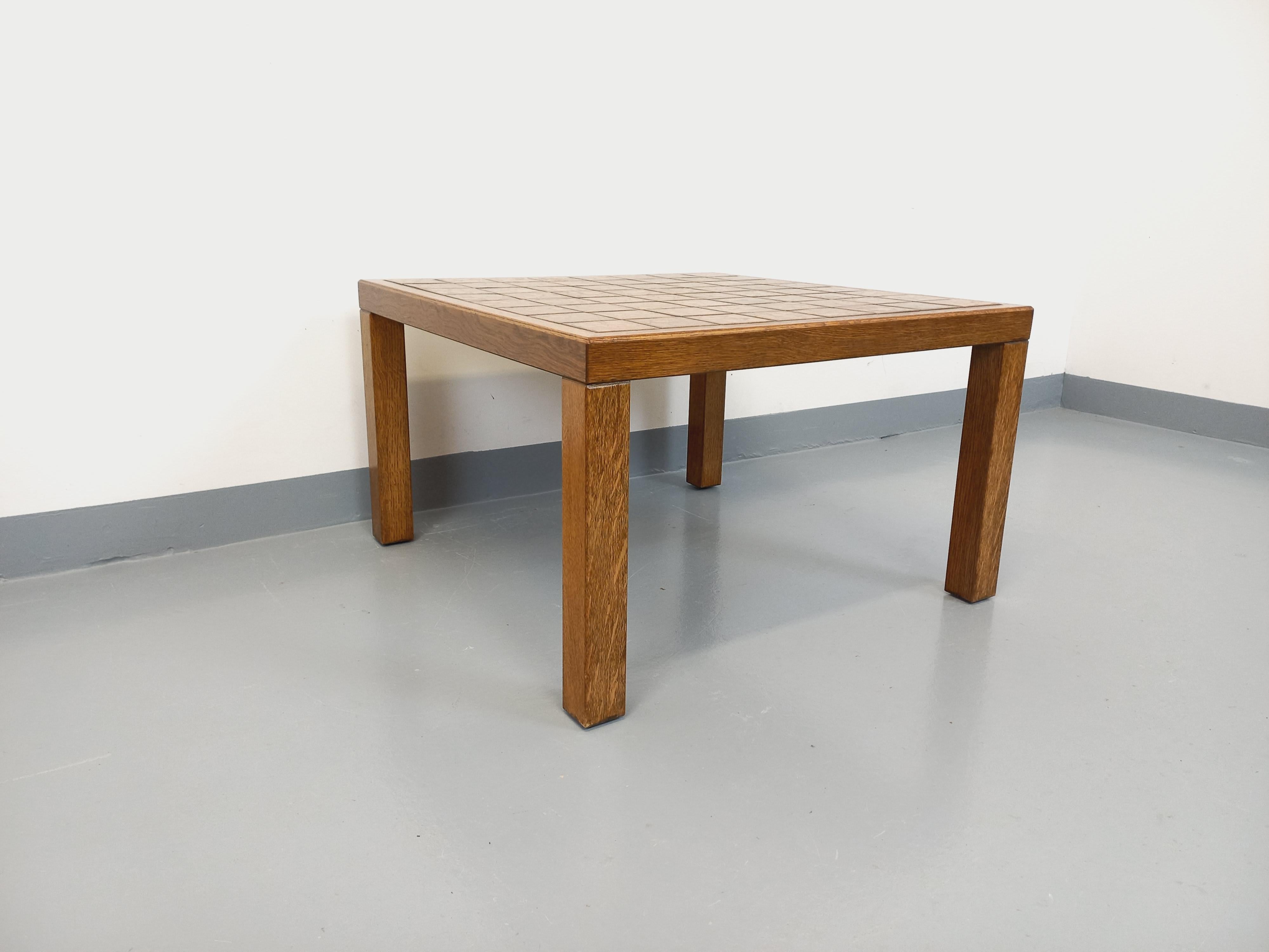 Francese Tavolo basso carrée vintage en bois de chêne et céramique des années 60 70 in vendita
