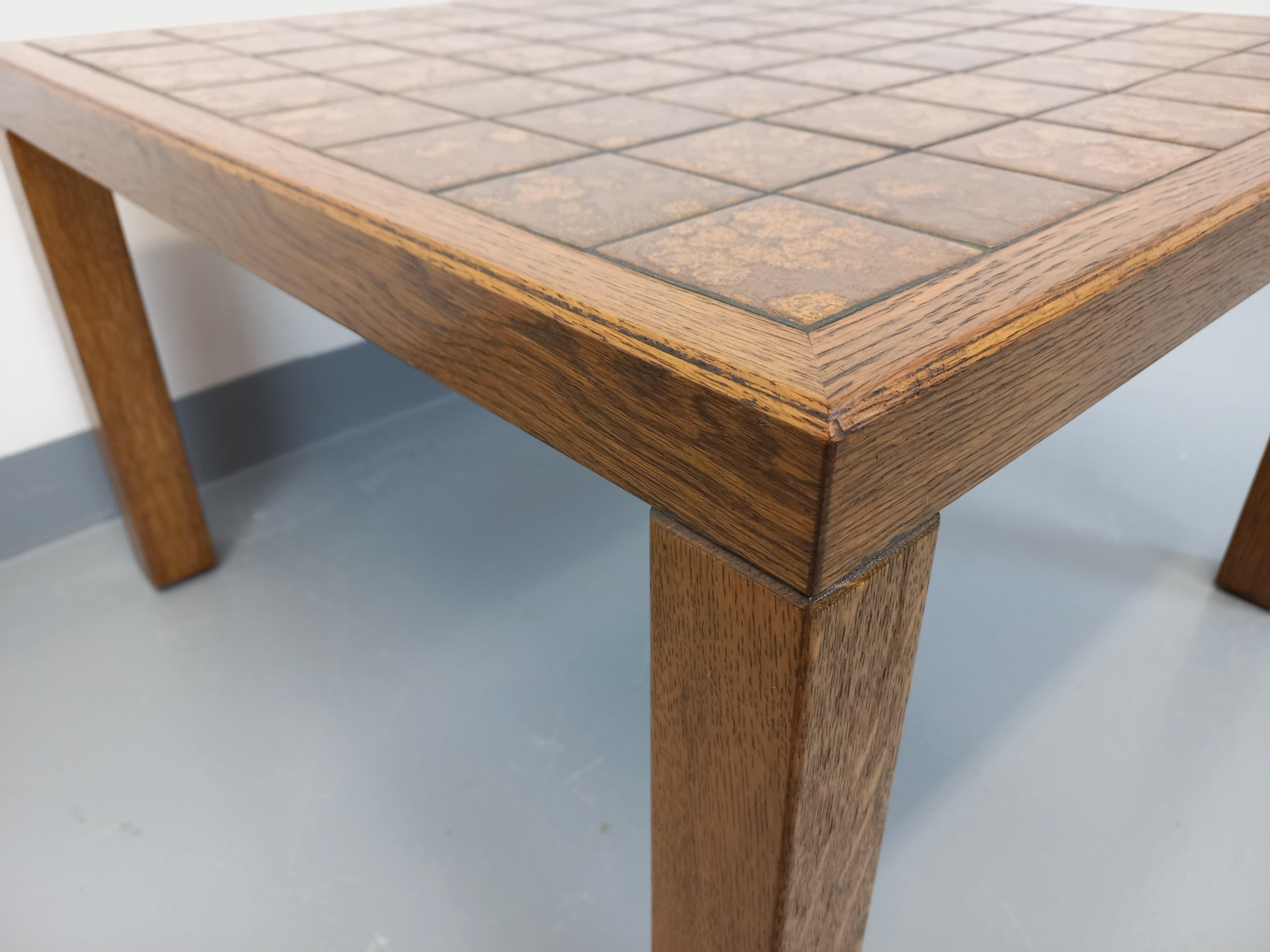 Tavolo basso carrée vintage en bois de chêne et céramique des années 60 70 in vendita 2