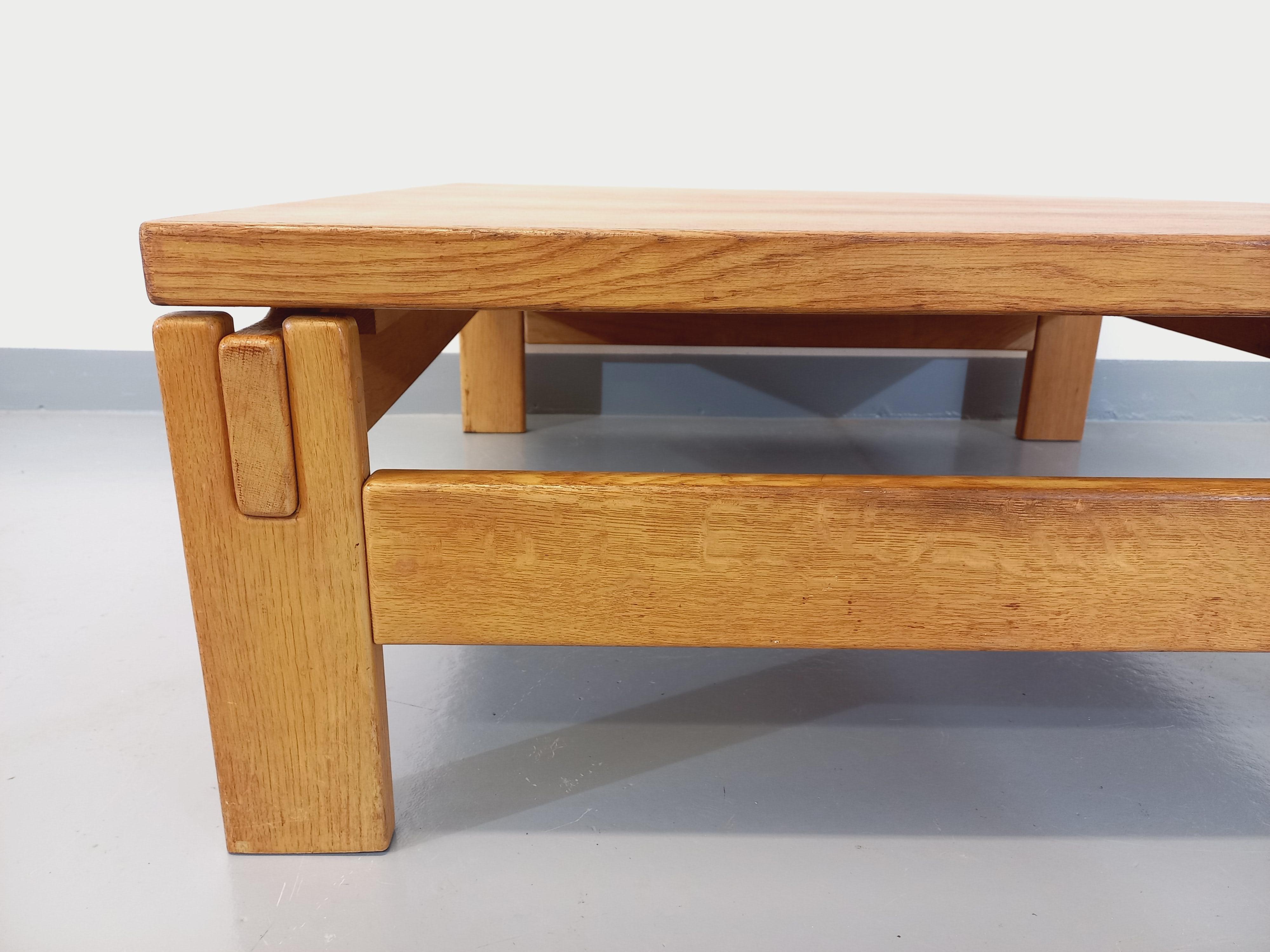 Massivholztisch aus Holz der Jahre 60-70 (Moderne der Mitte des Jahrhunderts) im Angebot