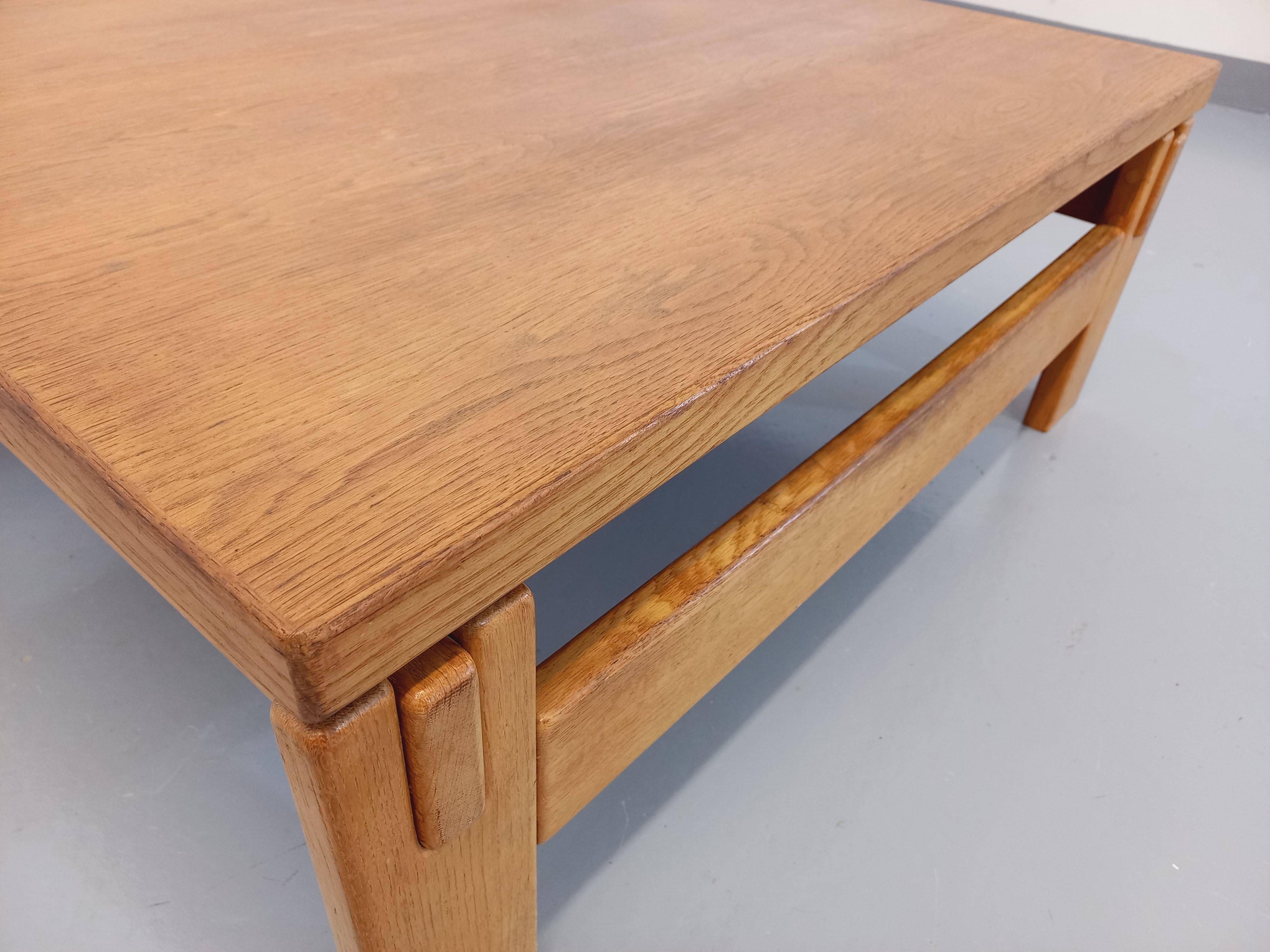 Massivholztisch aus Holz der Jahre 60-70 (Französisch) im Angebot
